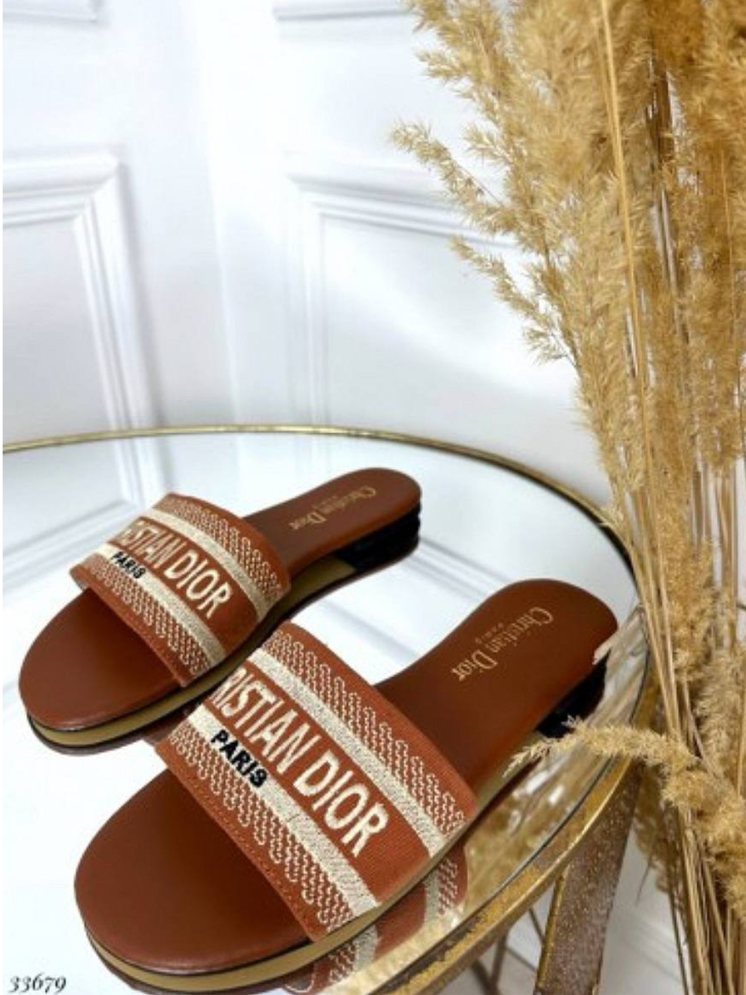 Oyoqlarini yoygan külotli yalangoch ayolning fotosurati Oyoqlarini yoygan külotli yalangoch ayolning fotosurati