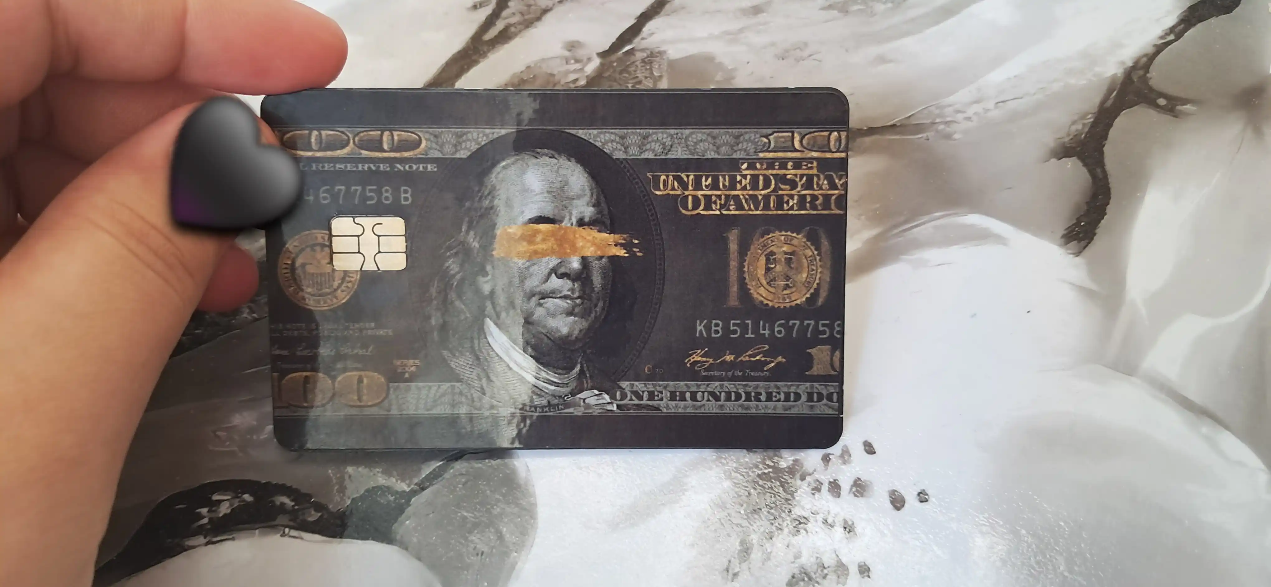 Bank kartasi va chipta stikerlari, pul, dollar