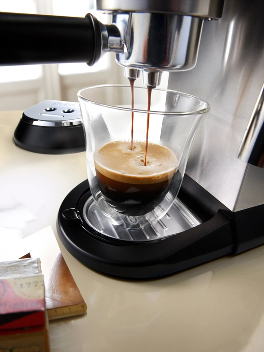 Кофеварка рожковая DeLonghi EC685.M Dedica с капучинатором, 15 бар, 1350 Вт, серебристая