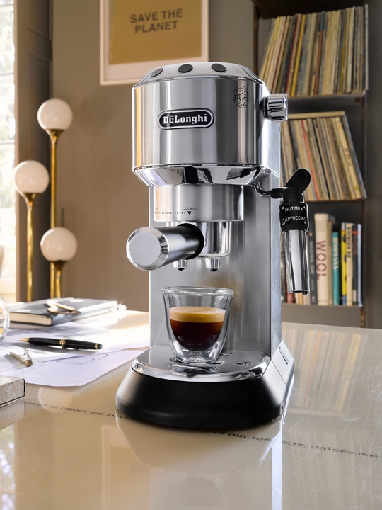 Кофеварка рожковая DeLonghi EC685.M Dedica с капучинатором, 15 бар, 1350 Вт, серебристая