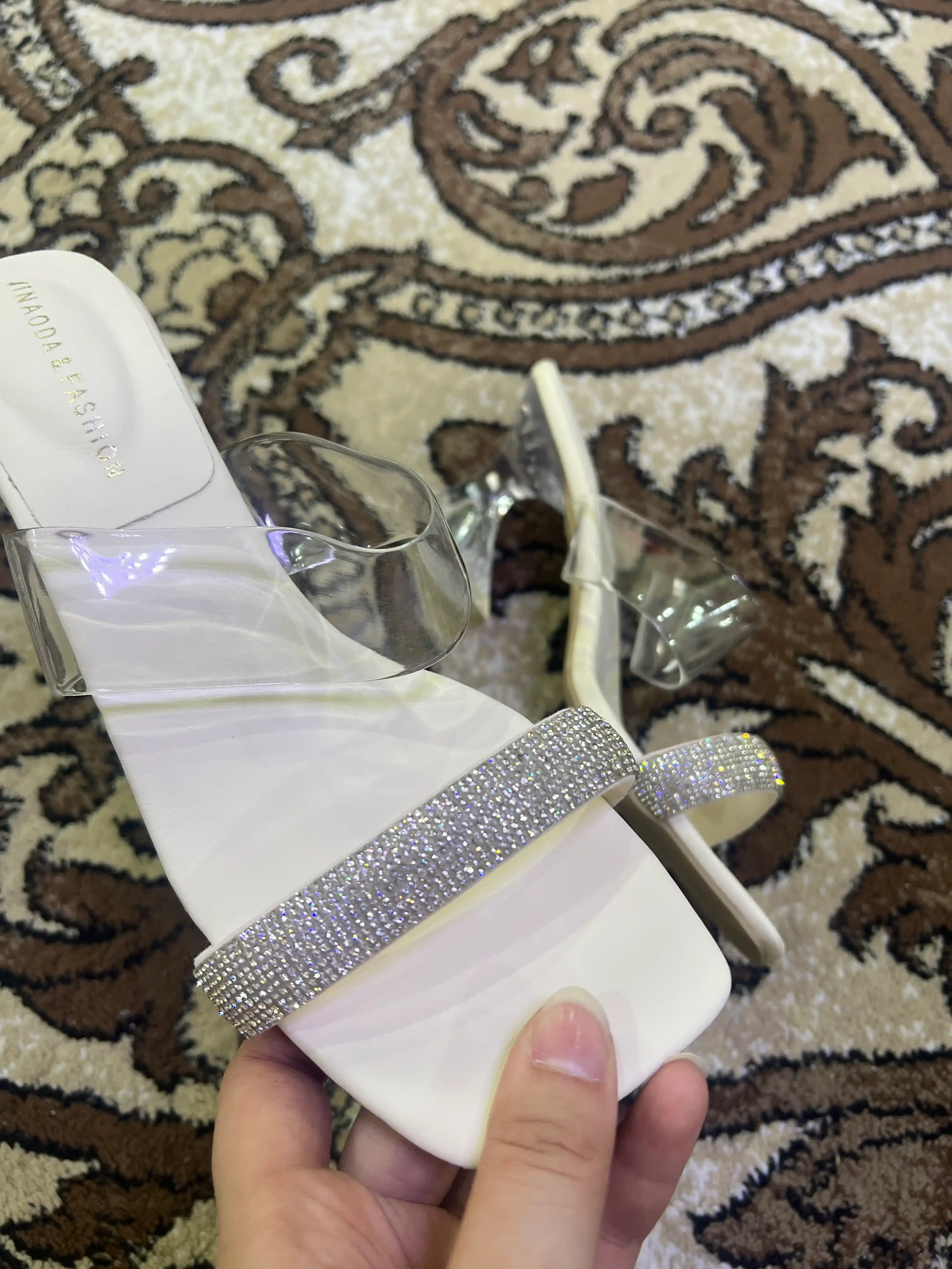 Ayollar uchun shaffof sandallar, qalin poshnali