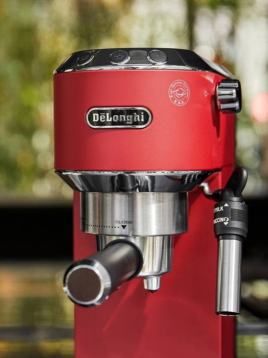 Кофеварка рожковая DeLonghi EC685.R Dedica с капучинатором, 15 бар, 1350 Вт