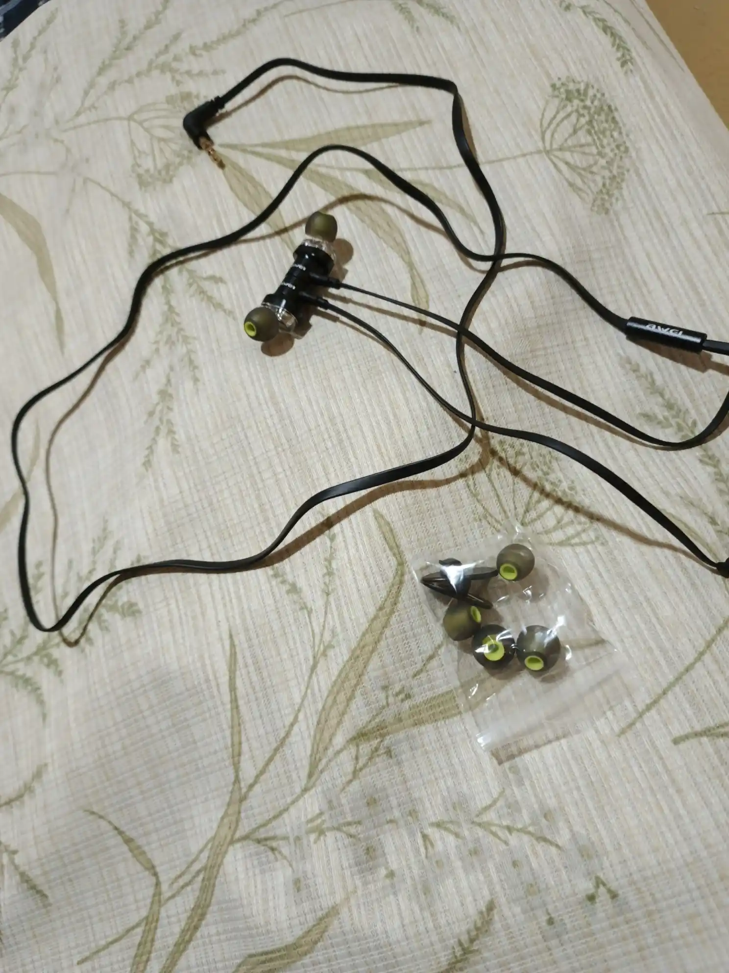 Naushniklar simli Awei Z1 to'rt tomonlama gibrid AUX Mini Jack 3'5