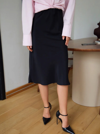 Teri yubka va paypoq kiygan ayollar Teri yubka va paypoq kiygan ayollar