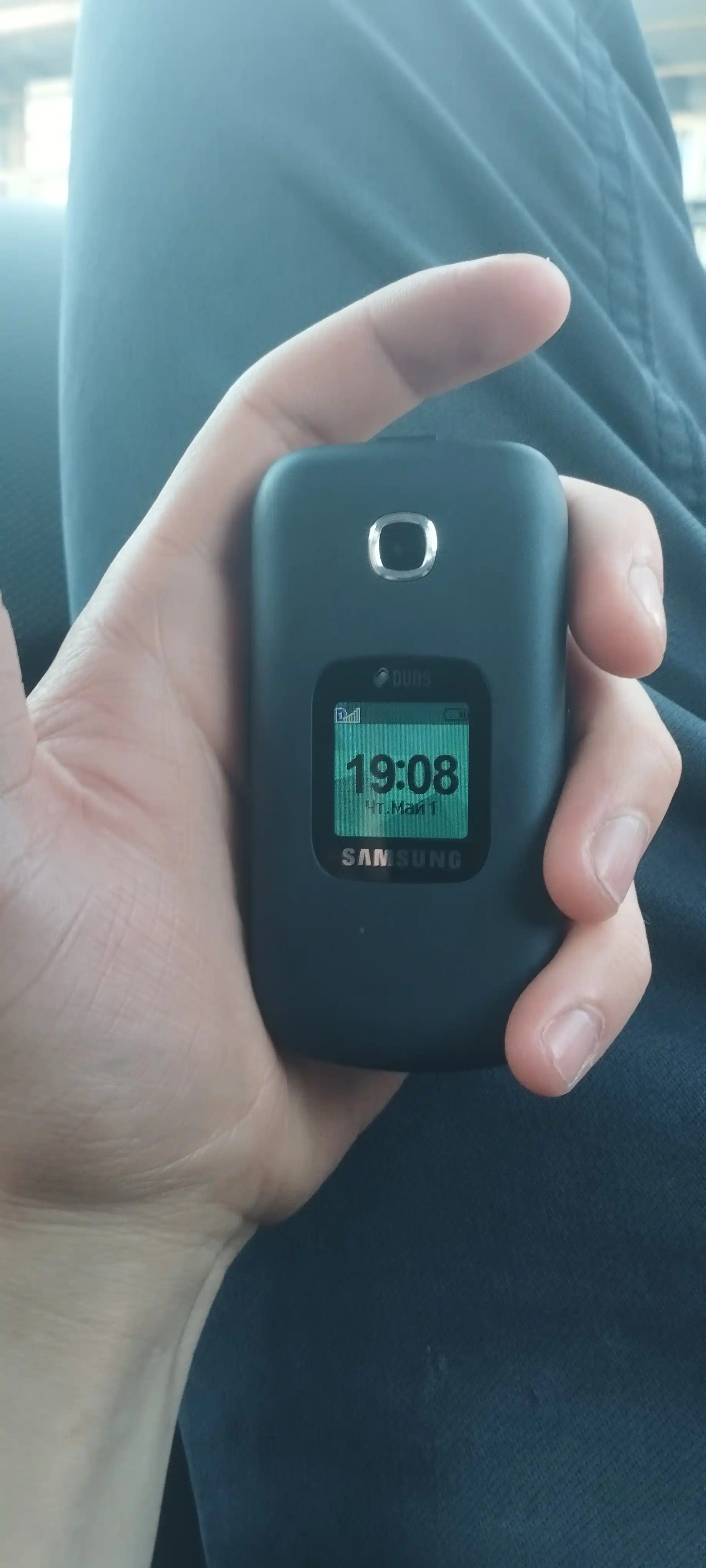 gusto 3 GM B311V telefoni 2 ta SIM-karta quvvatlash qurilmasi bilan