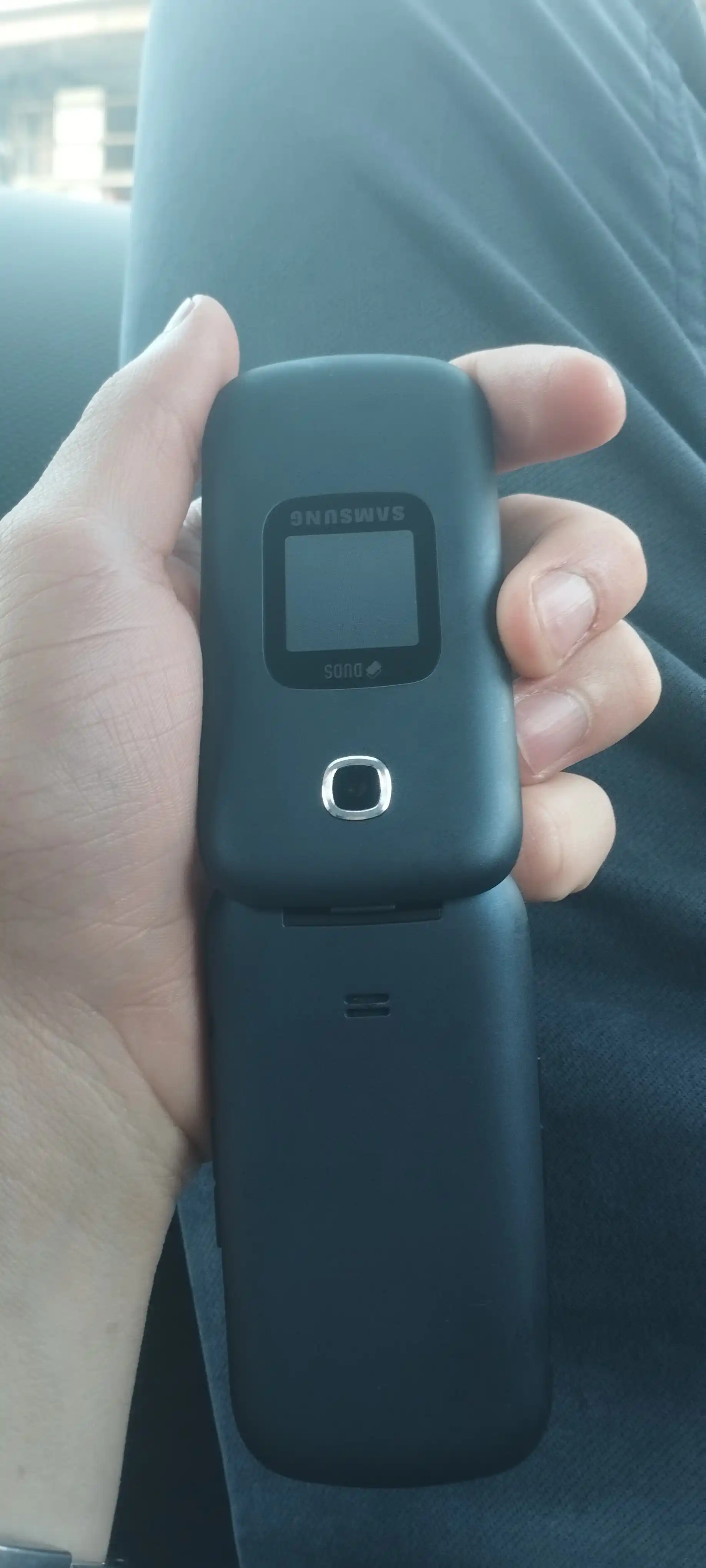 gusto 3 GM B311V telefoni 2 ta SIM-karta quvvatlash qurilmasi bilan