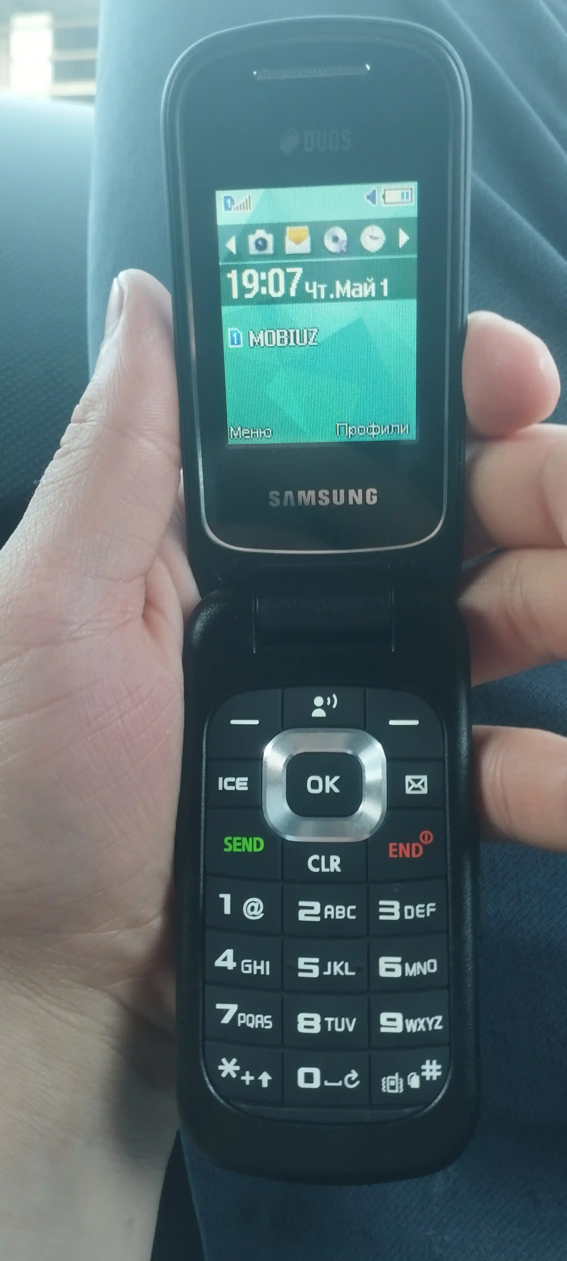 gusto 3 GM B311V telefoni 2 ta SIM-karta quvvatlash qurilmasi bilan