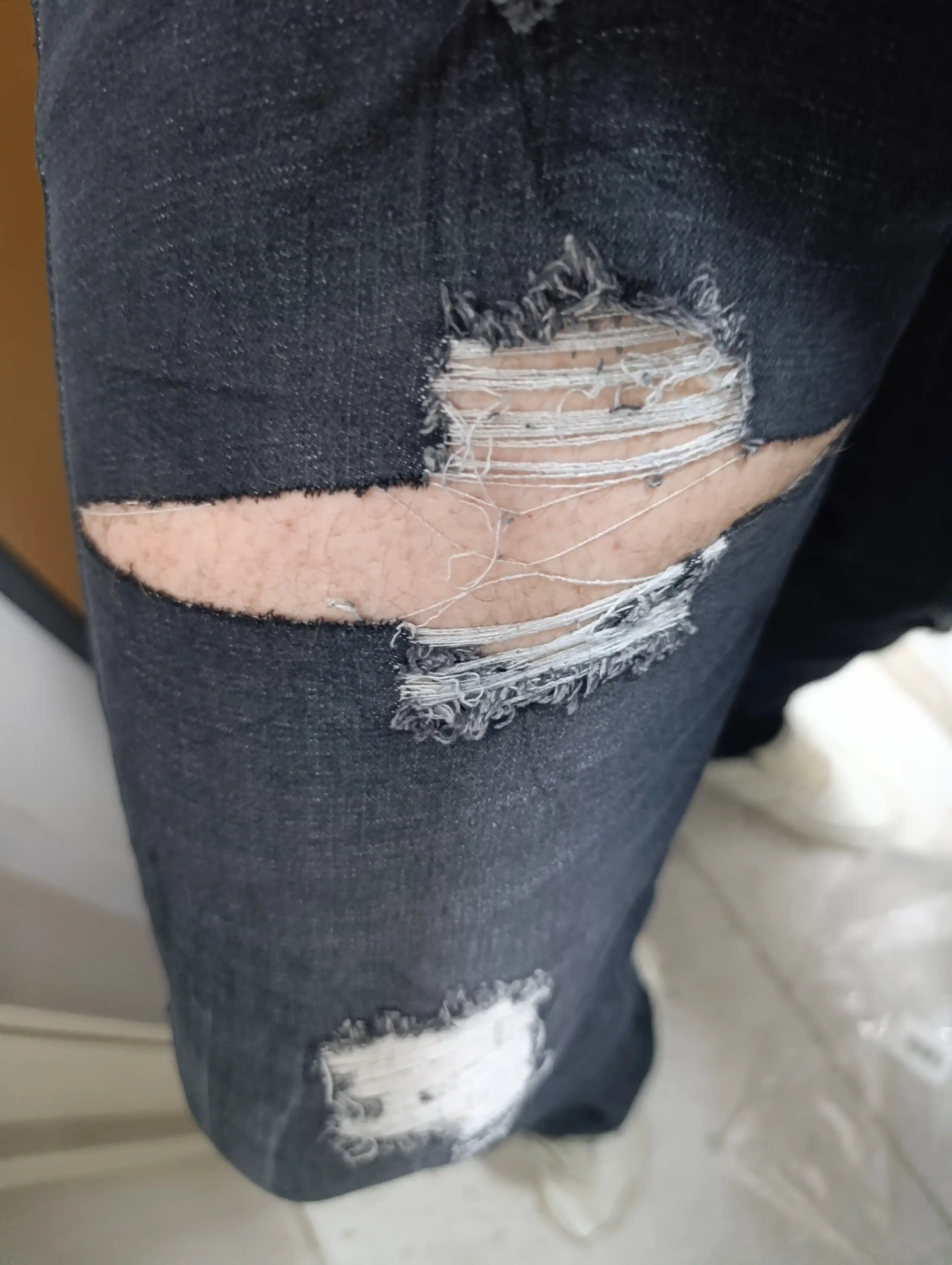 Erkaklar uchun Qora tor jinsi shimlar, yirtilgan tor jinsi shimlar