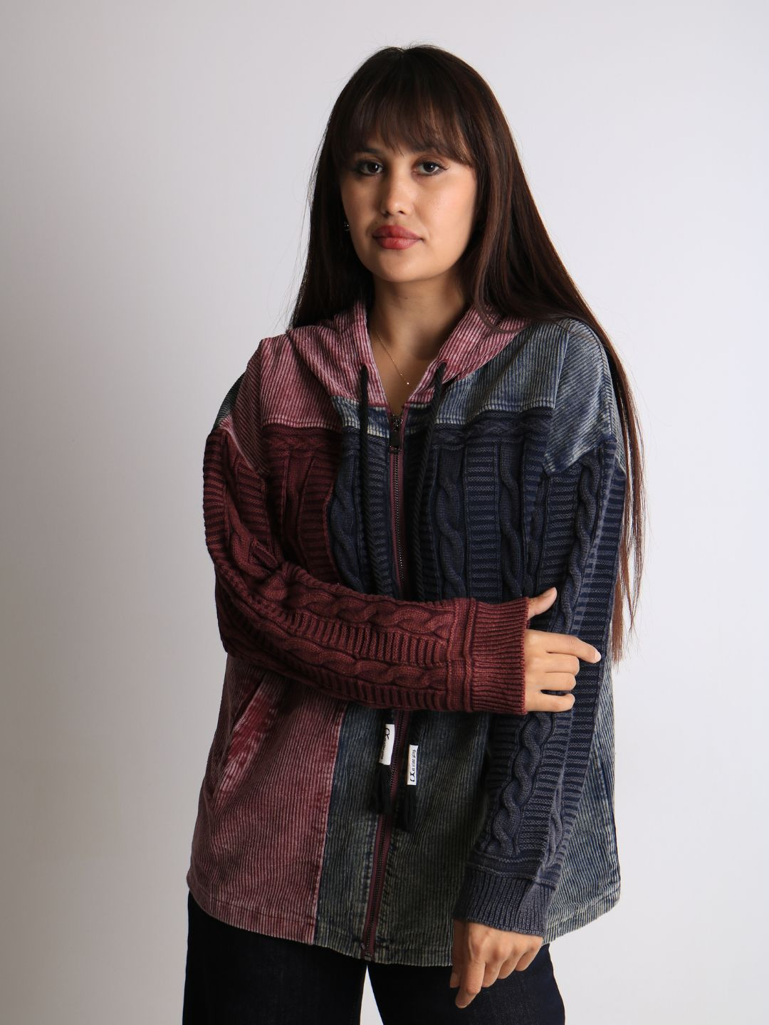 Qizil libosli trannies porno Bir wanker kochada qizlarga oz qozini korsatadi