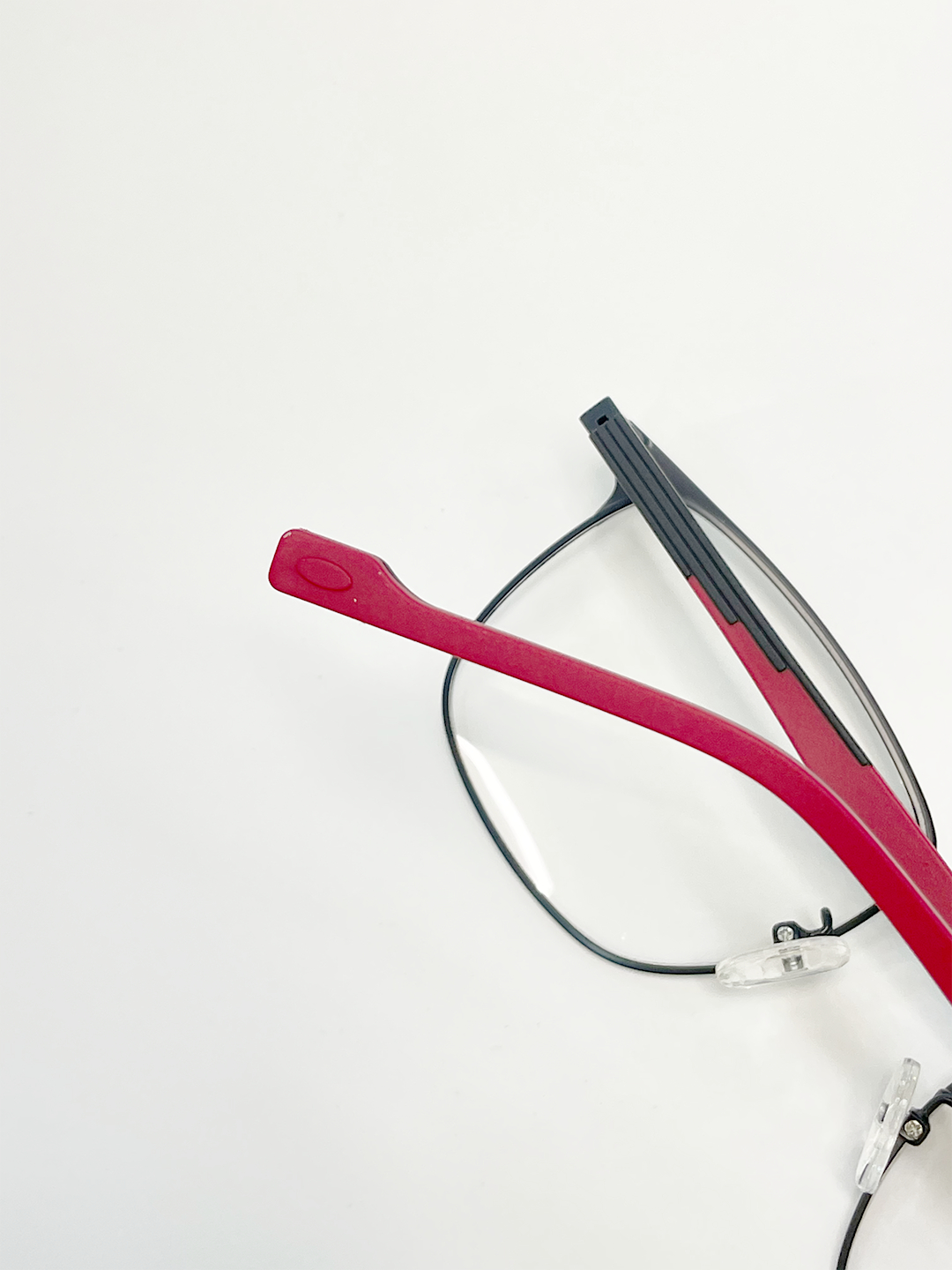 Doggy uslubidagi yalangoch qizlarning studiya fotosurati