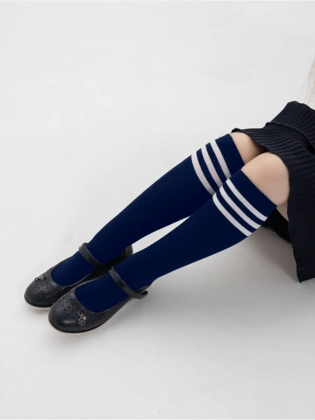 Hojatxonada shilinib yurgan qizning videosini tomosha qiling.