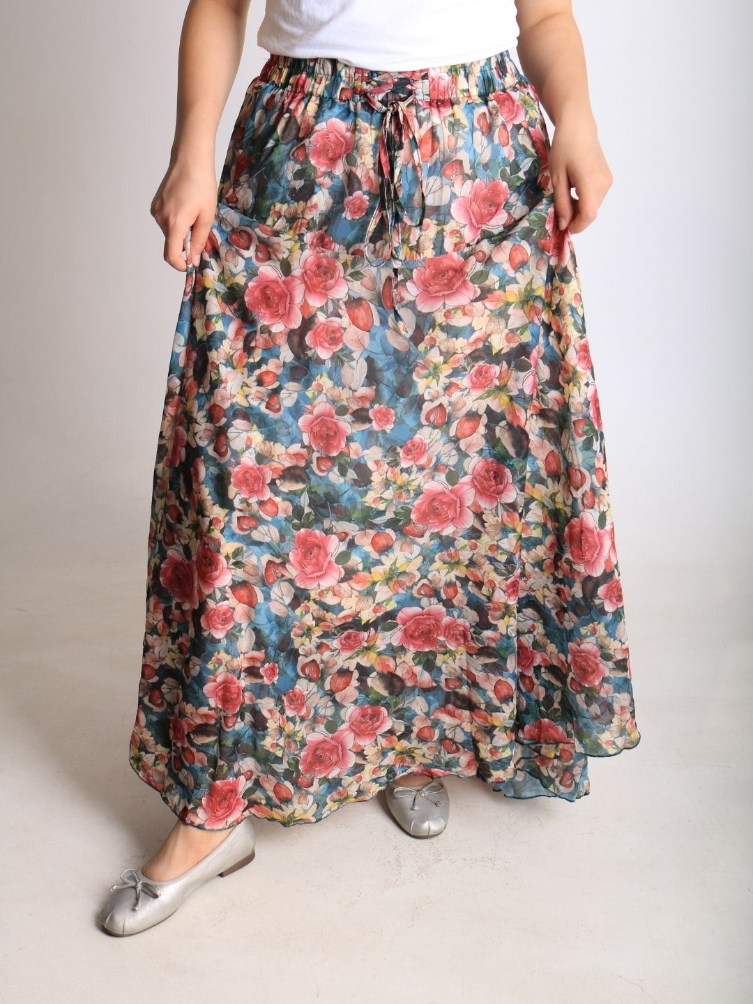 Kasalxona hojatxonasida yashirin kamerani tomosha qiling