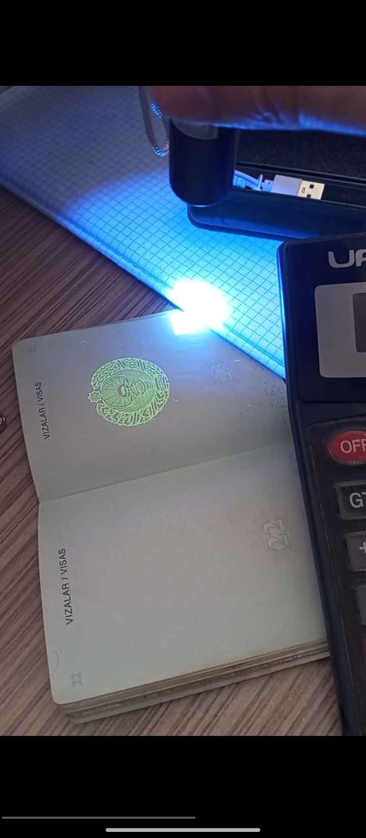 Ultrabinafsha fonar pul kupyurasini tekshirish uchun, tirnoq va lakni quritish, zaryadkali