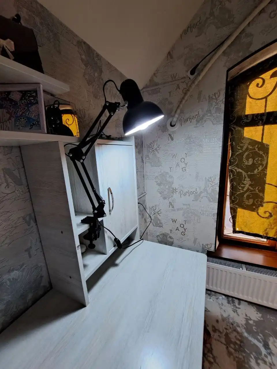 Stol chiroq, Piksar lampasi, metal korpus o'quvchilar uchun svetilnik chiroq qora, oq rang
