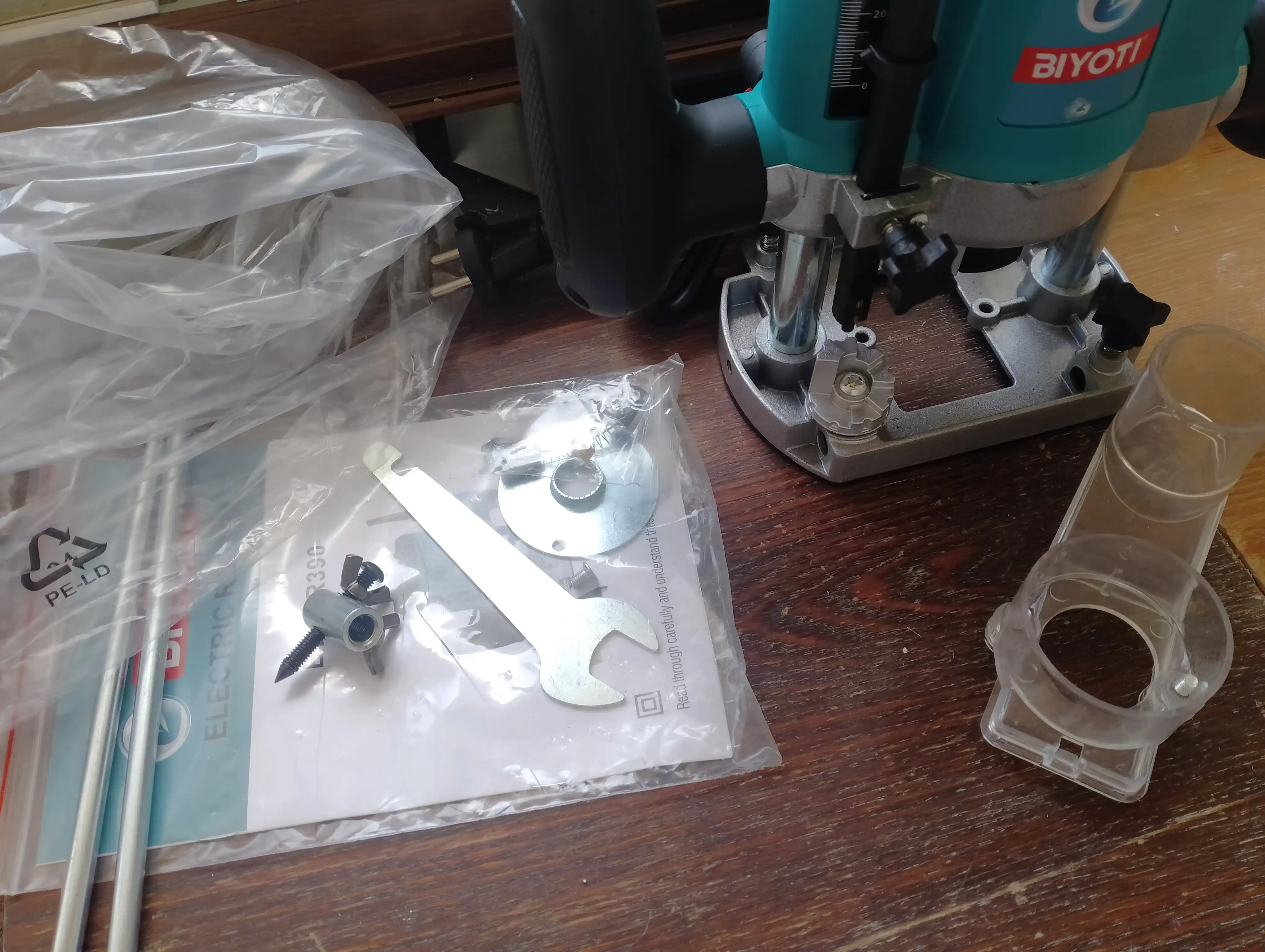 Elektr vertikal frezer Biyoti BYT-ER390 (1200 Vt, senga 8 mm, chuqurligi 60 mm)