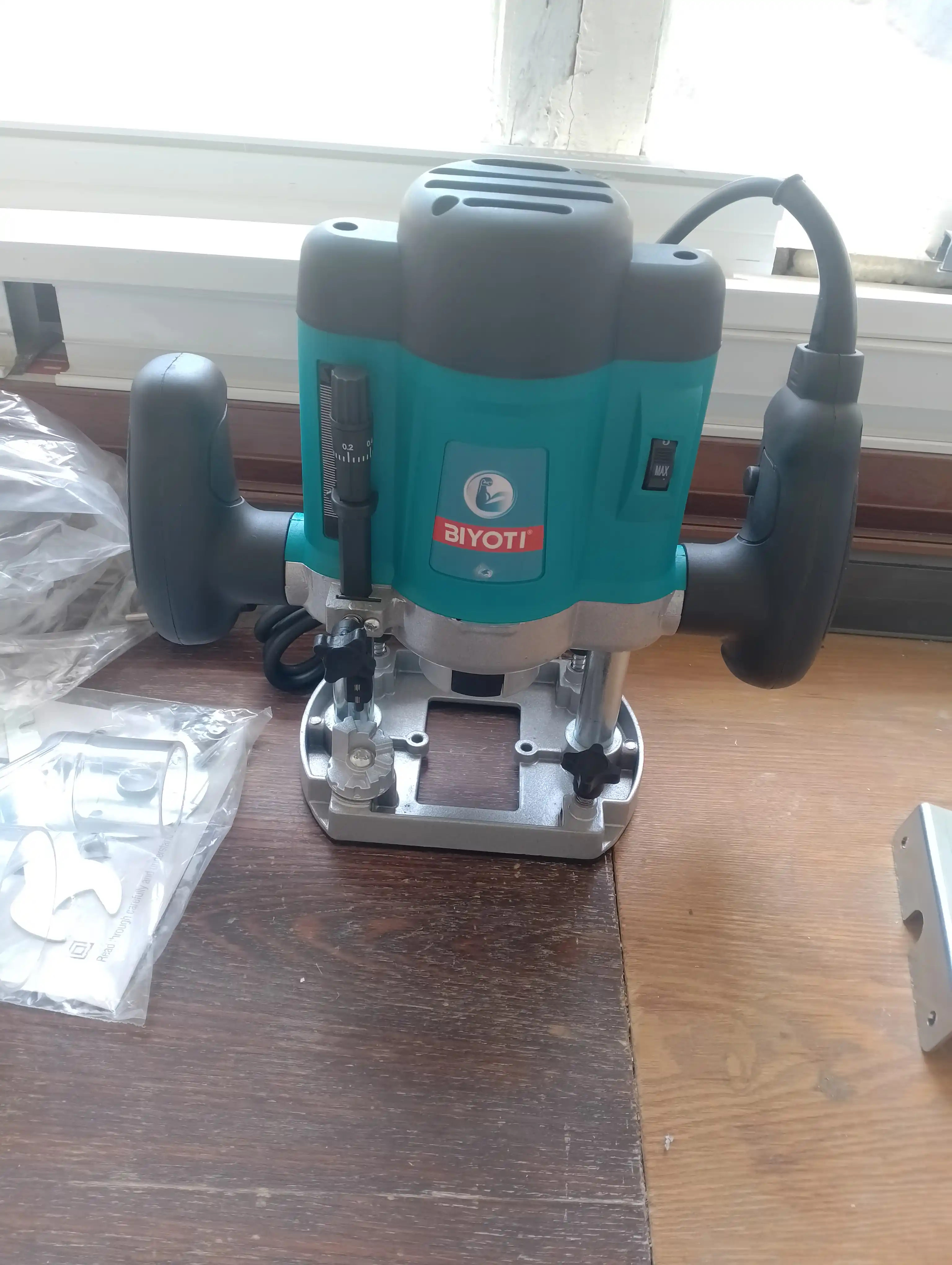 Elektr vertikal frezer Biyoti BYT-ER390 (1200 Vt, senga 8 mm, chuqurligi 60 mm)