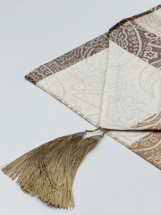 Stol va 6 ta likopcha uchun o‘lchami 40 x 180 sm bo‘lgan ranner