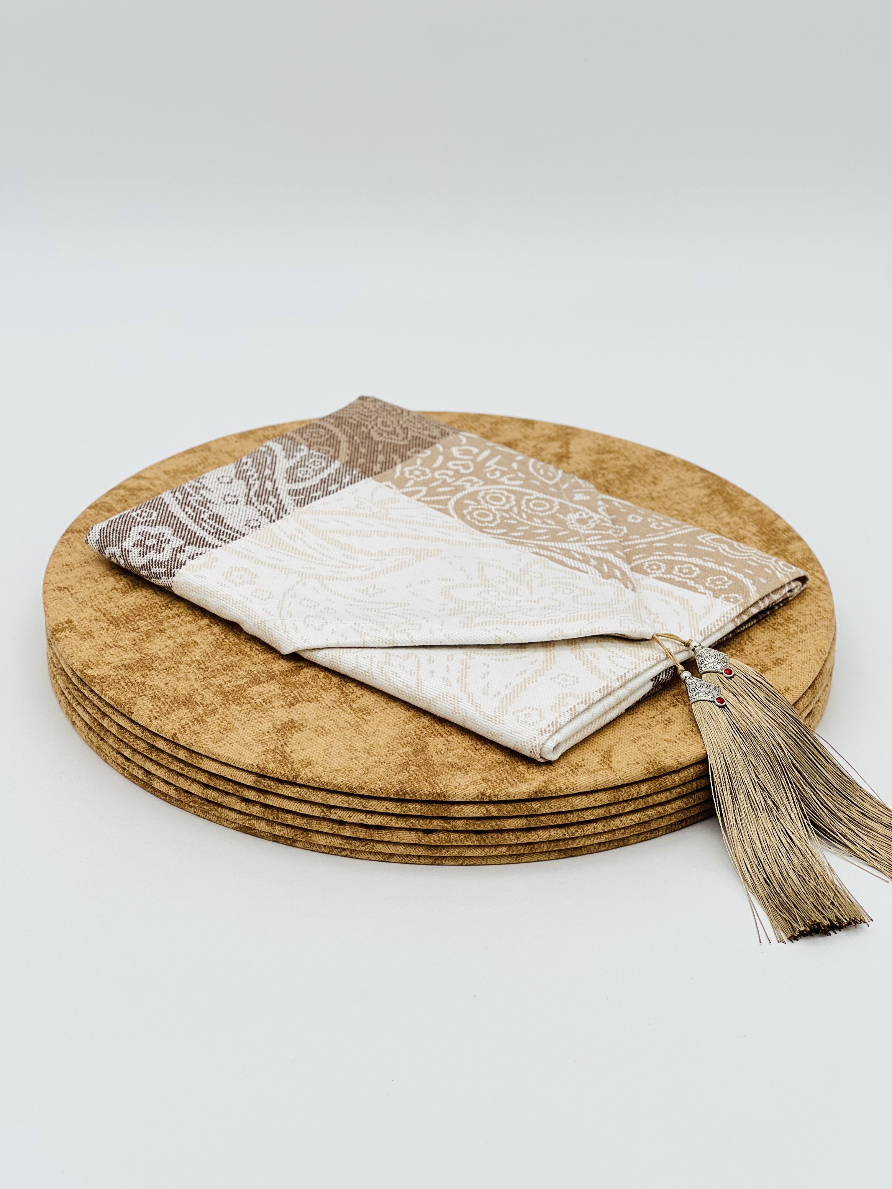 Stol va 6 ta likopcha uchun o‘lchami 40 x 180 sm bo‘lgan ranner