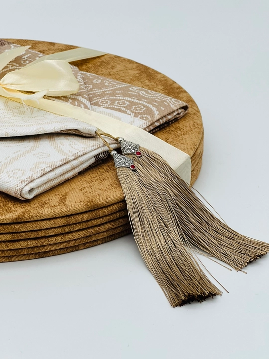 Stol va 6 ta likopcha uchun o‘lchami 40 x 180 sm bo‘lgan ranner