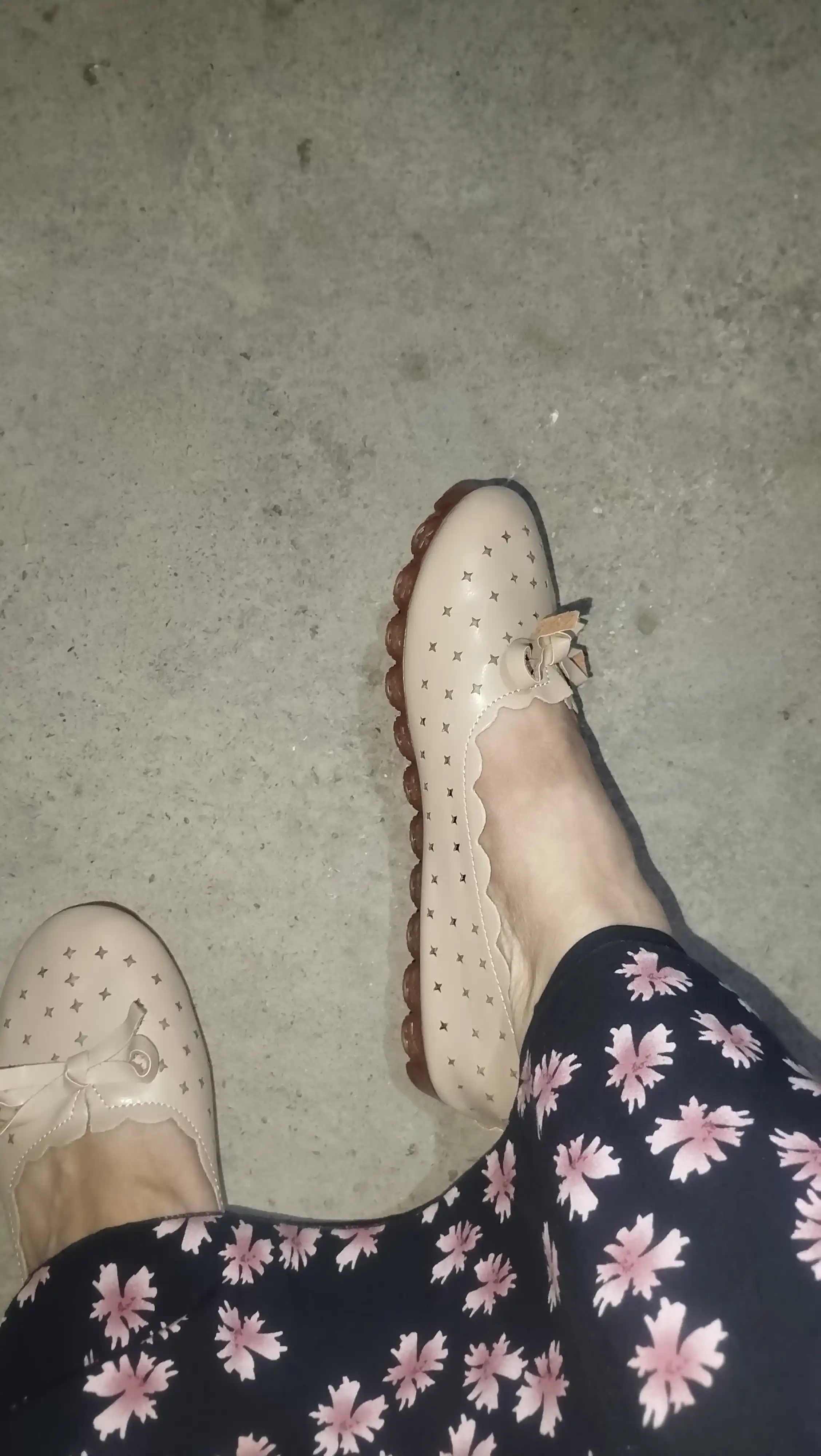 Teshilish bilan nafas oluvchi ayollar mokasinlari, eko charm