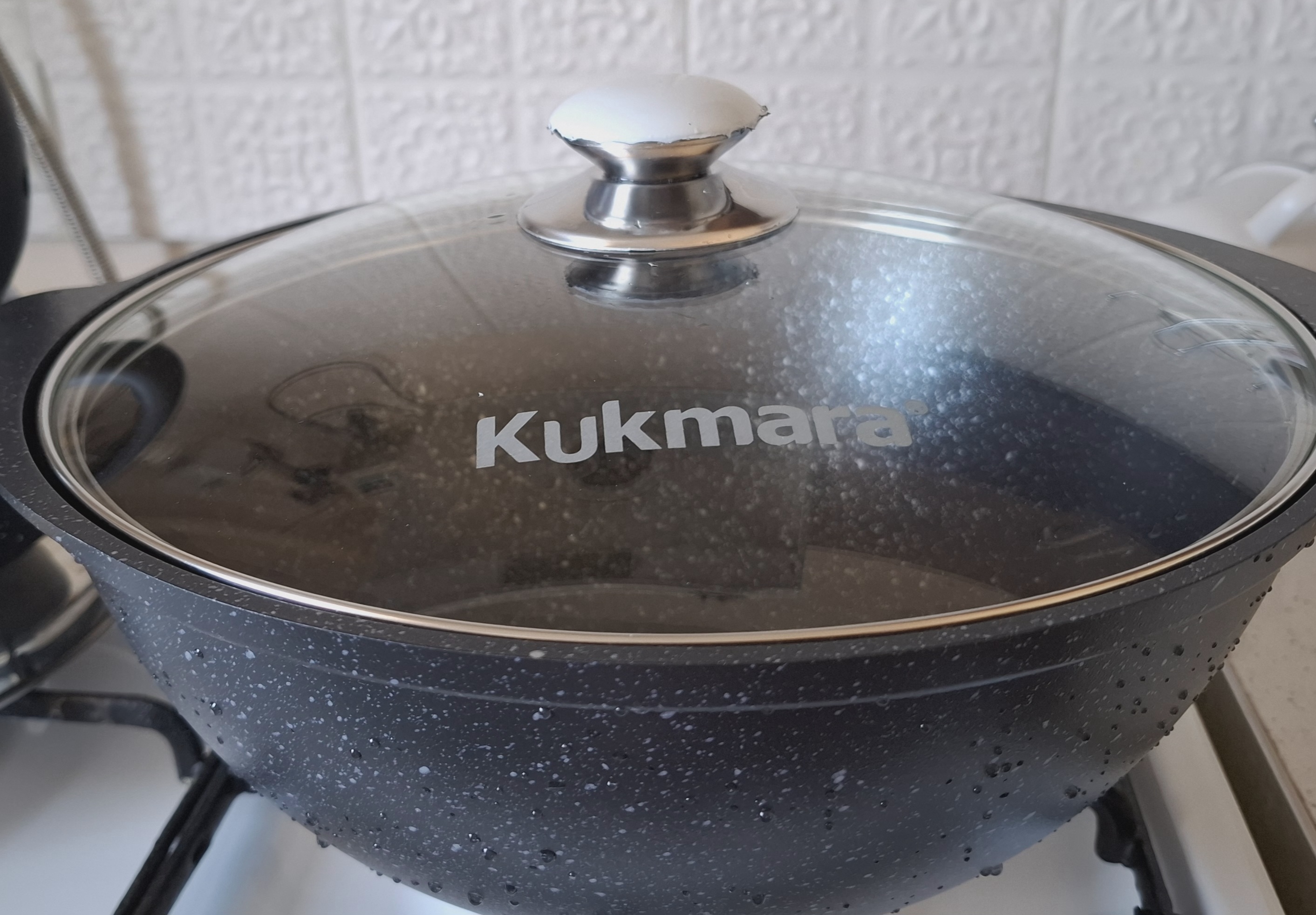 Казан Kukmara с антипригарным покрытием с крышкой (Темный мрамор)