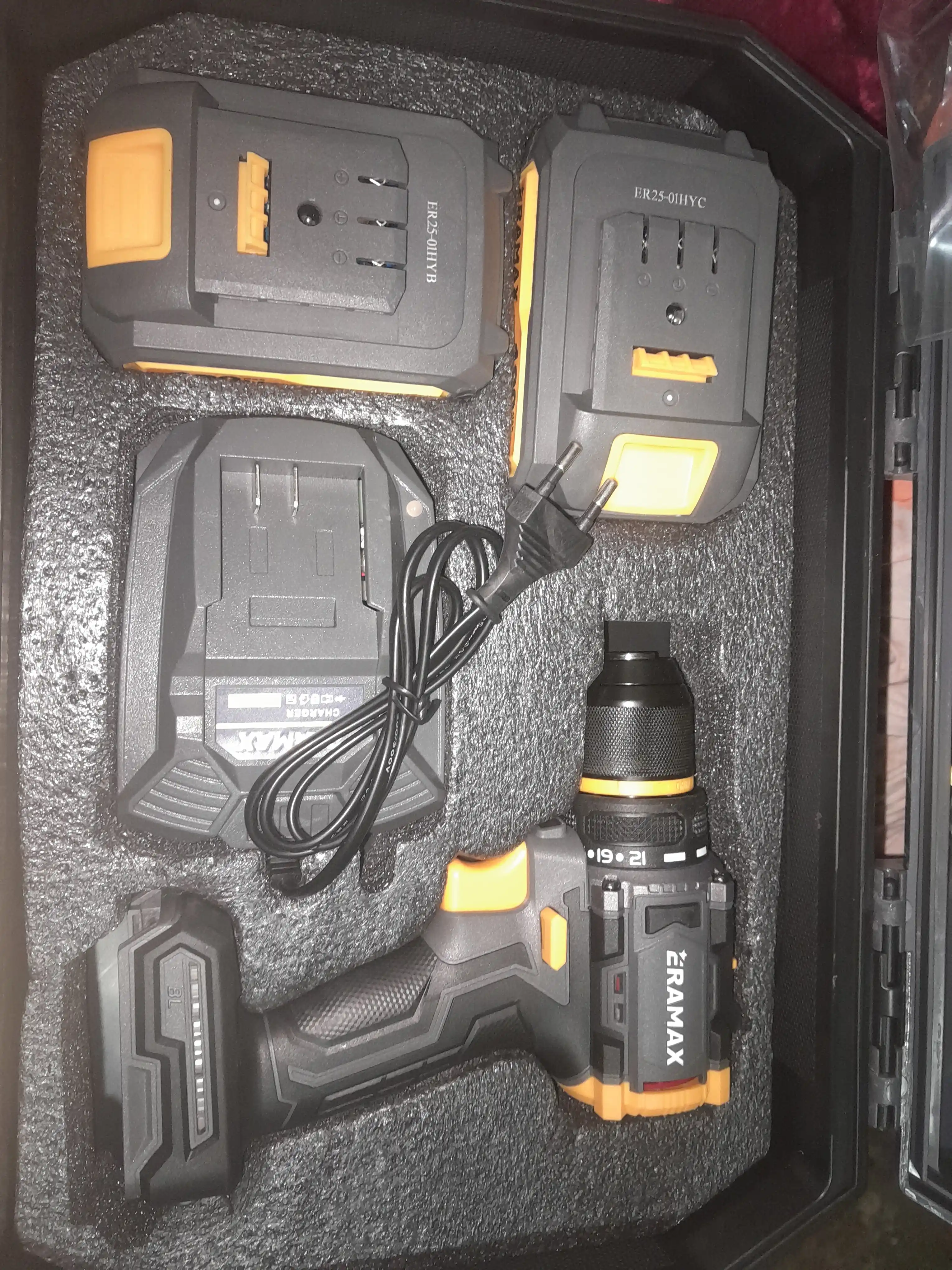 Shurup buragich cho'tkasiz motor Eramax, 10 mm, zaryad ko'rsatkichi bilan drel