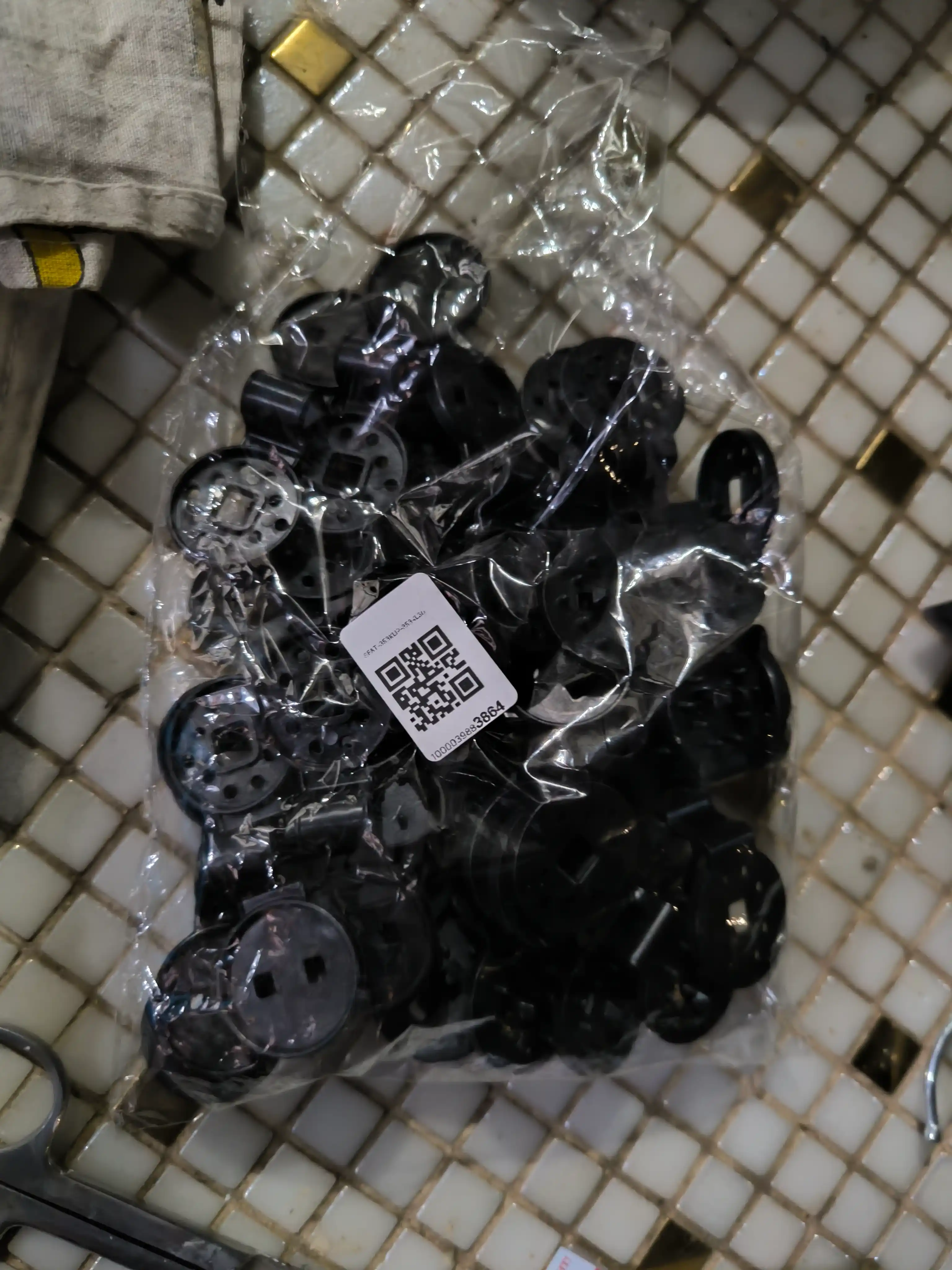 Soya beruvchi matolar, quyoshdan himoyalovchi torlar, teplitsa uchun plastik qisqichlar
