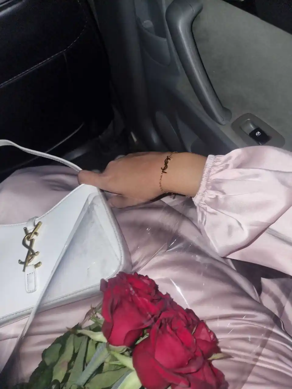 Ayollar nafis sumkasi, oltin rangli furnituraga ega, laklangan charm