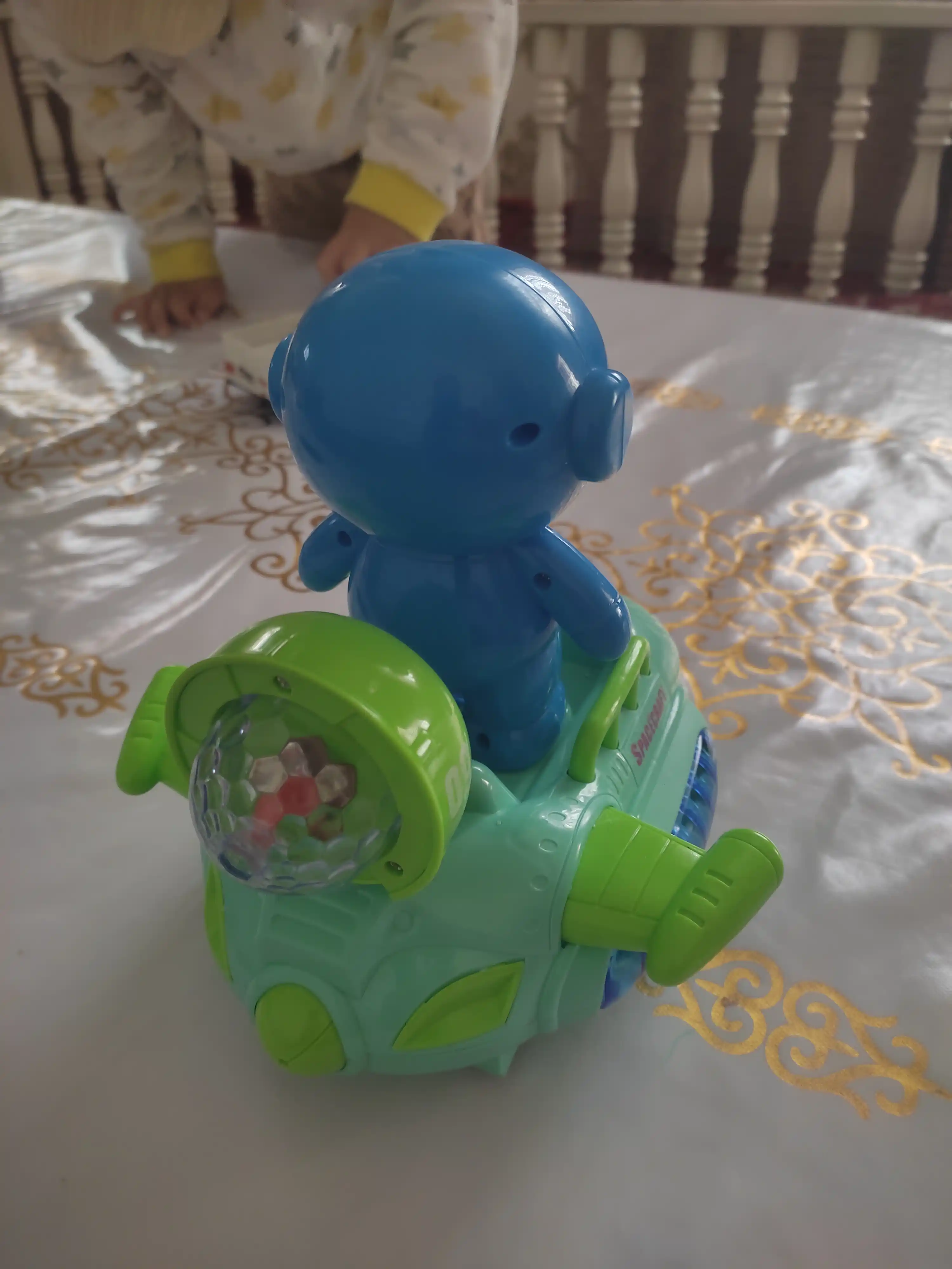 Танцующие игрушки: медуза и другие персонажи