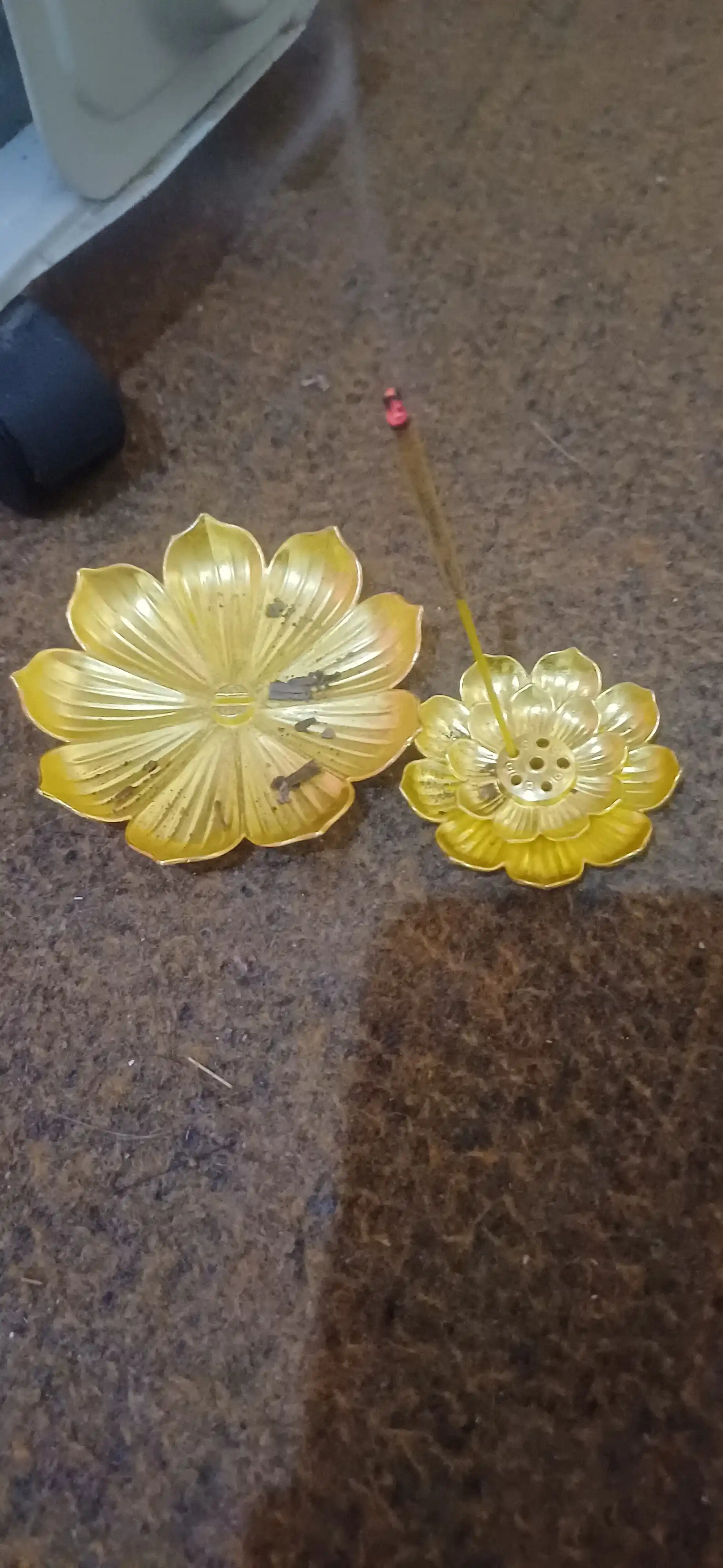 Metall tutatqi uchun ushlagichi Lotus