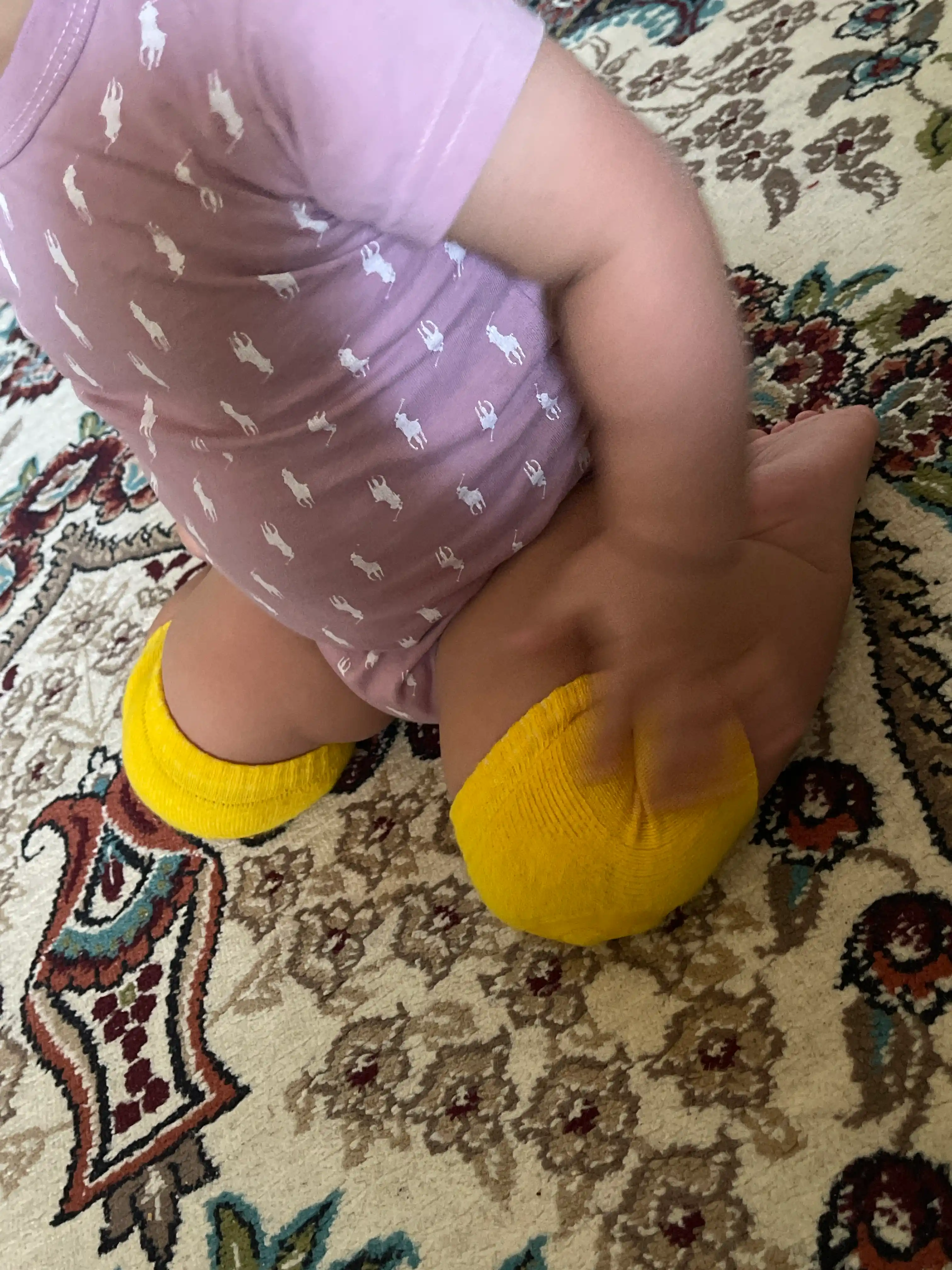 Bolalar tizzalari emaklash uchun sirpanishga qarshi