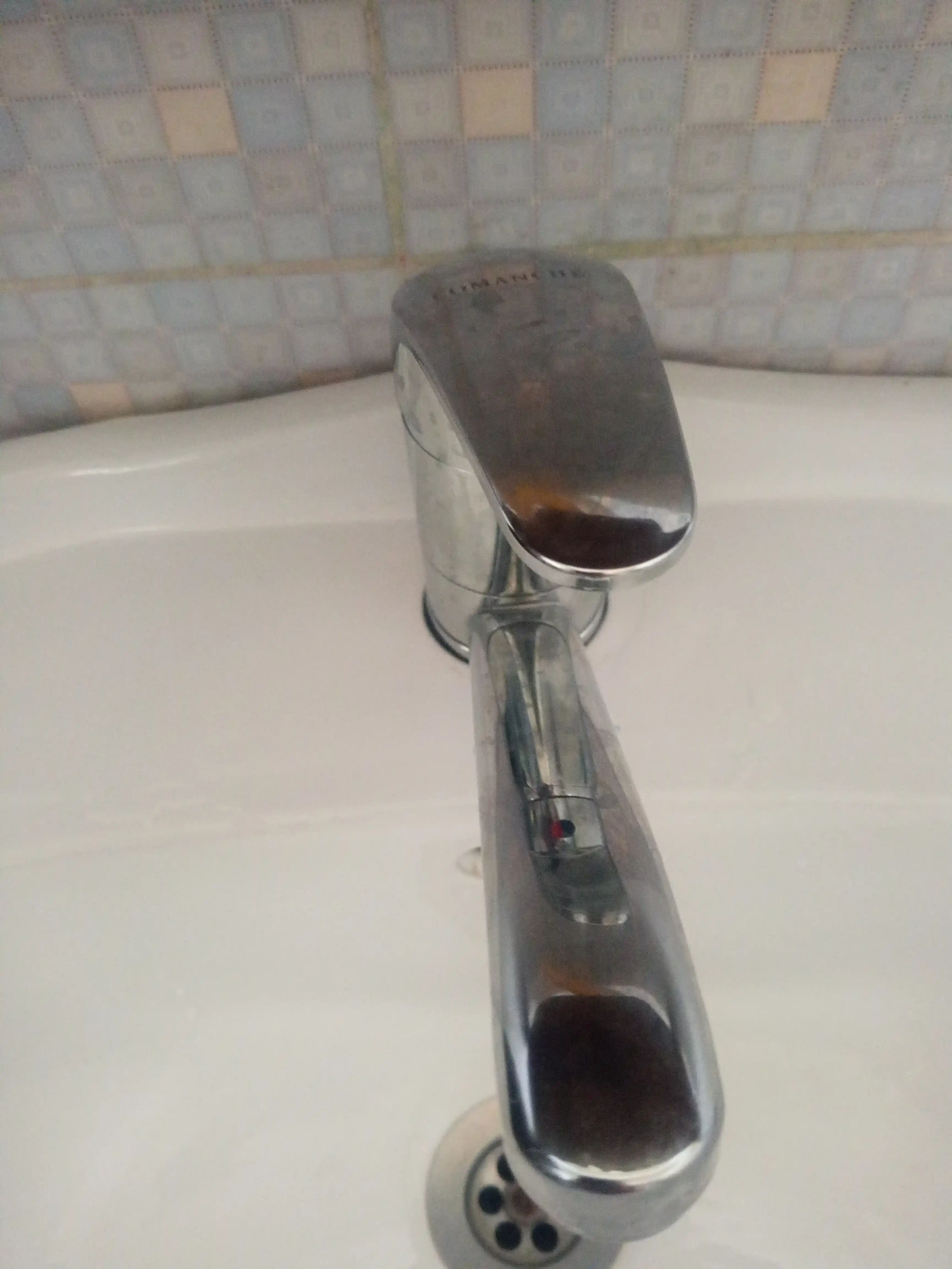 Смеситель для раковины, в ванную