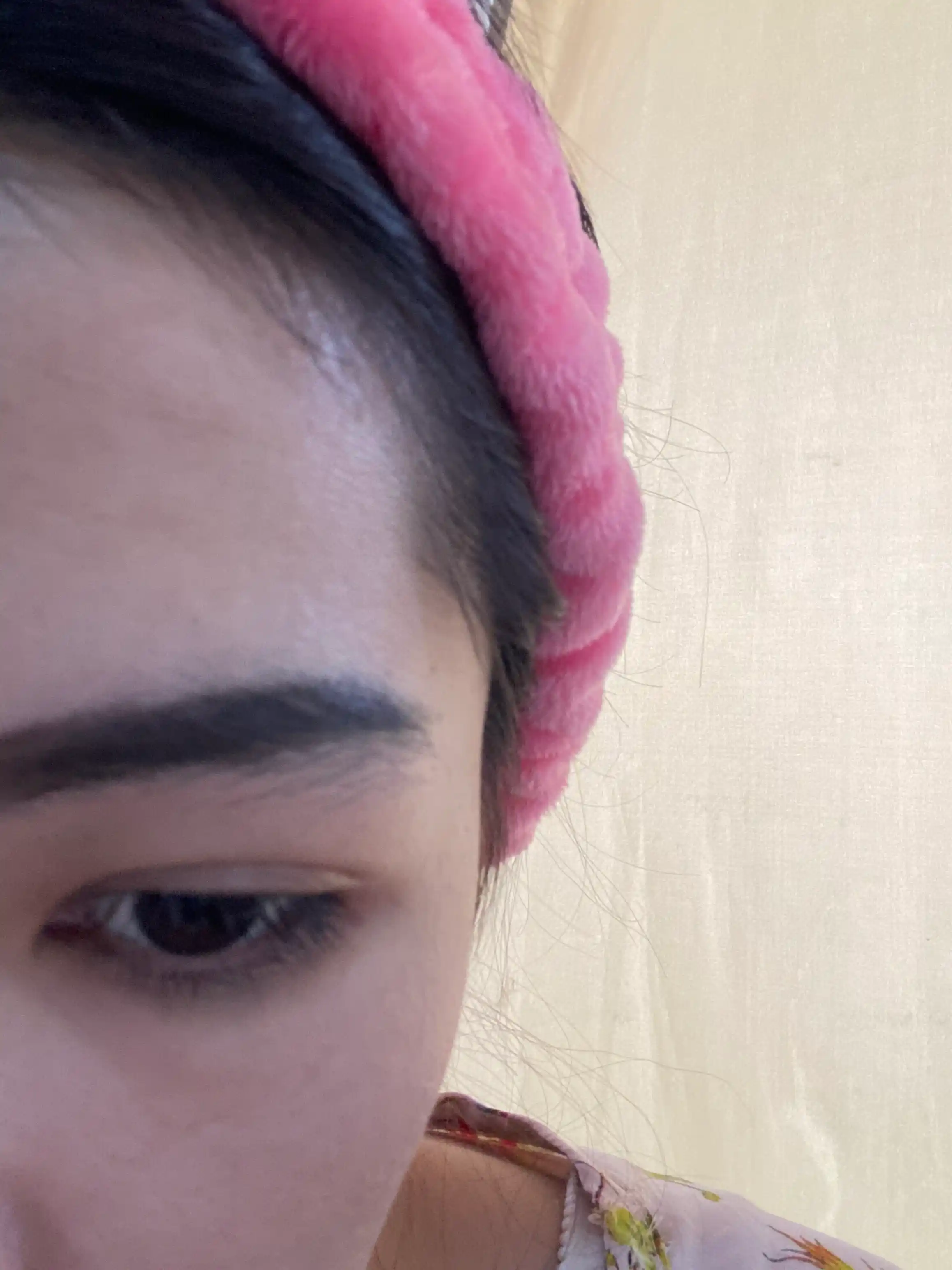 Eyeliner qora, lab bo'yog'i jigarrang, jel, suv o'tkazmaydigan