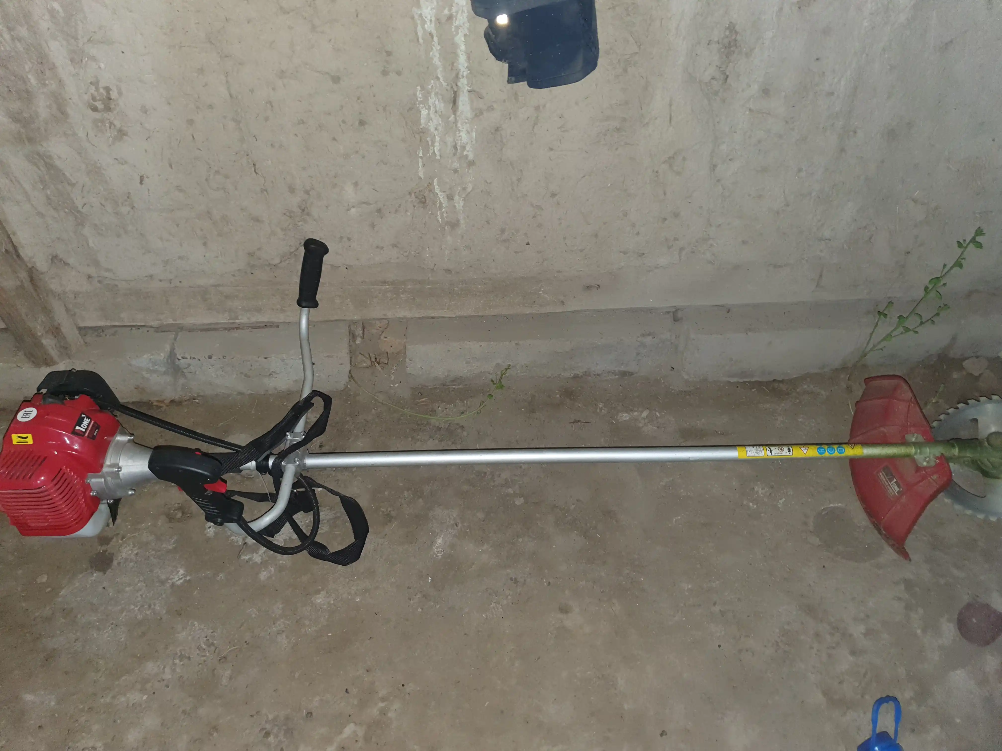 Benzinli trimmer, gazonokosilka NUMBER ONE GT560-2, 2500 Vt, 3 ot kuchi