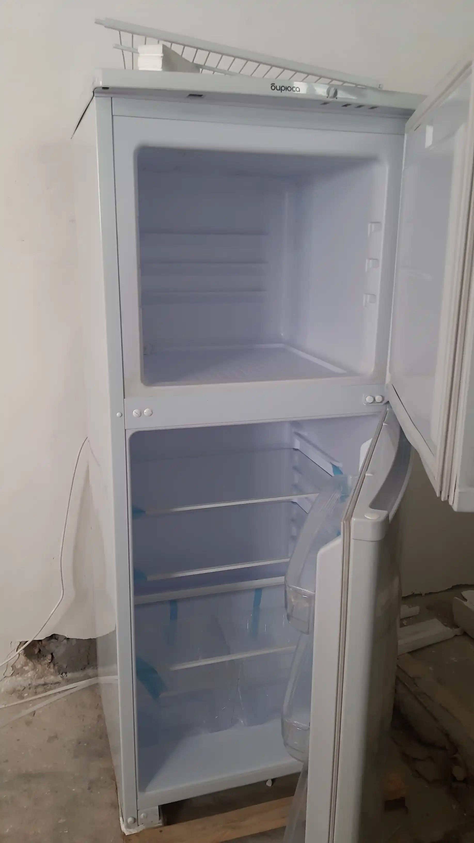 Ikki kamerali sovutgich Biryusa 553, hajmi 230 litr