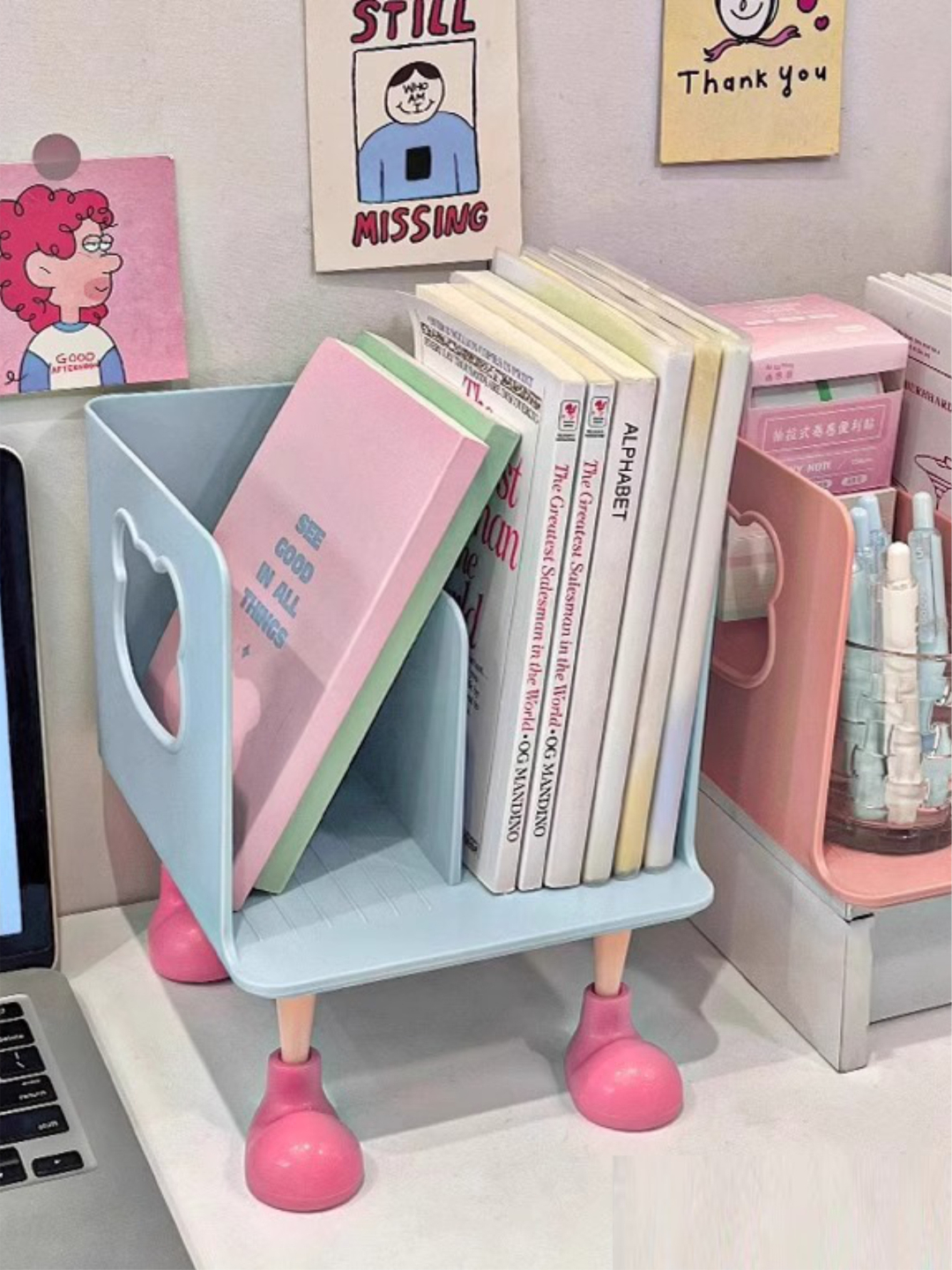 Stol ostidagi qizning oyoqlari orasiga