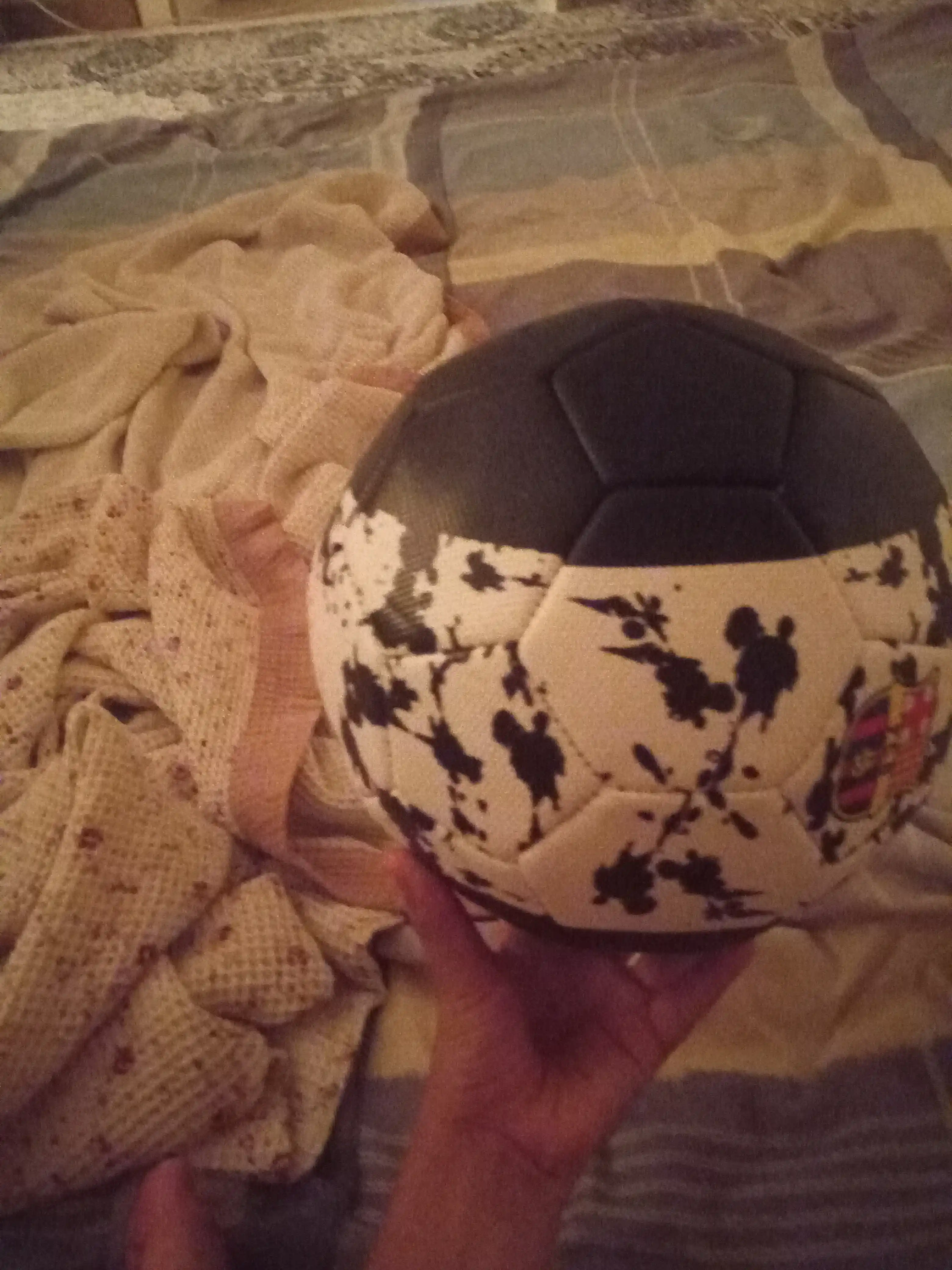 Bolalar va o'smirlar uchun futbol to'pi, Barselona, Chelsi, sovg'a sifatida nasos bilan