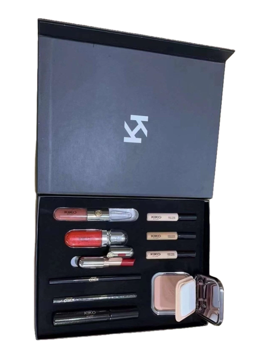 KIKO MILANO Magical Holiday makiyaj uchun to'plam, sovg‘a qadoqda, 10-dona