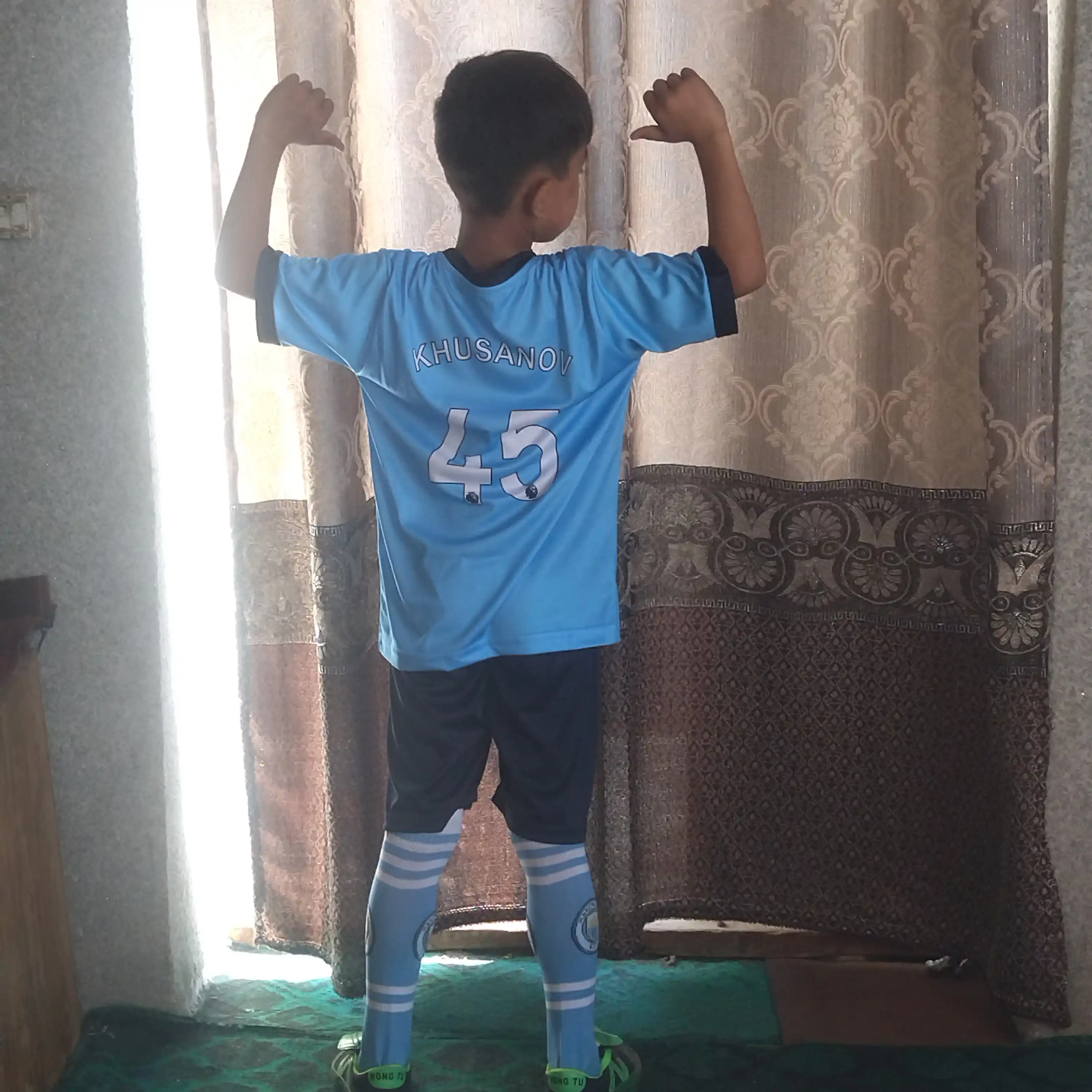 Futbol getrilari, paypoqlari. 34-41 Gacha. Maktab uchun
