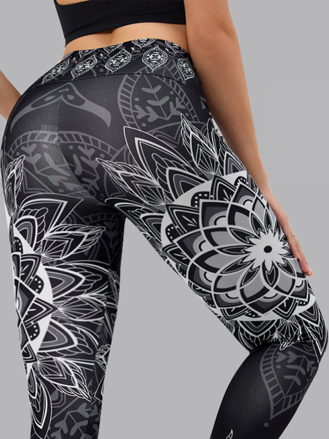 Ajoyib egri chiziqli issiq joja uchta dudes bilan jinsiy aloqada boladi