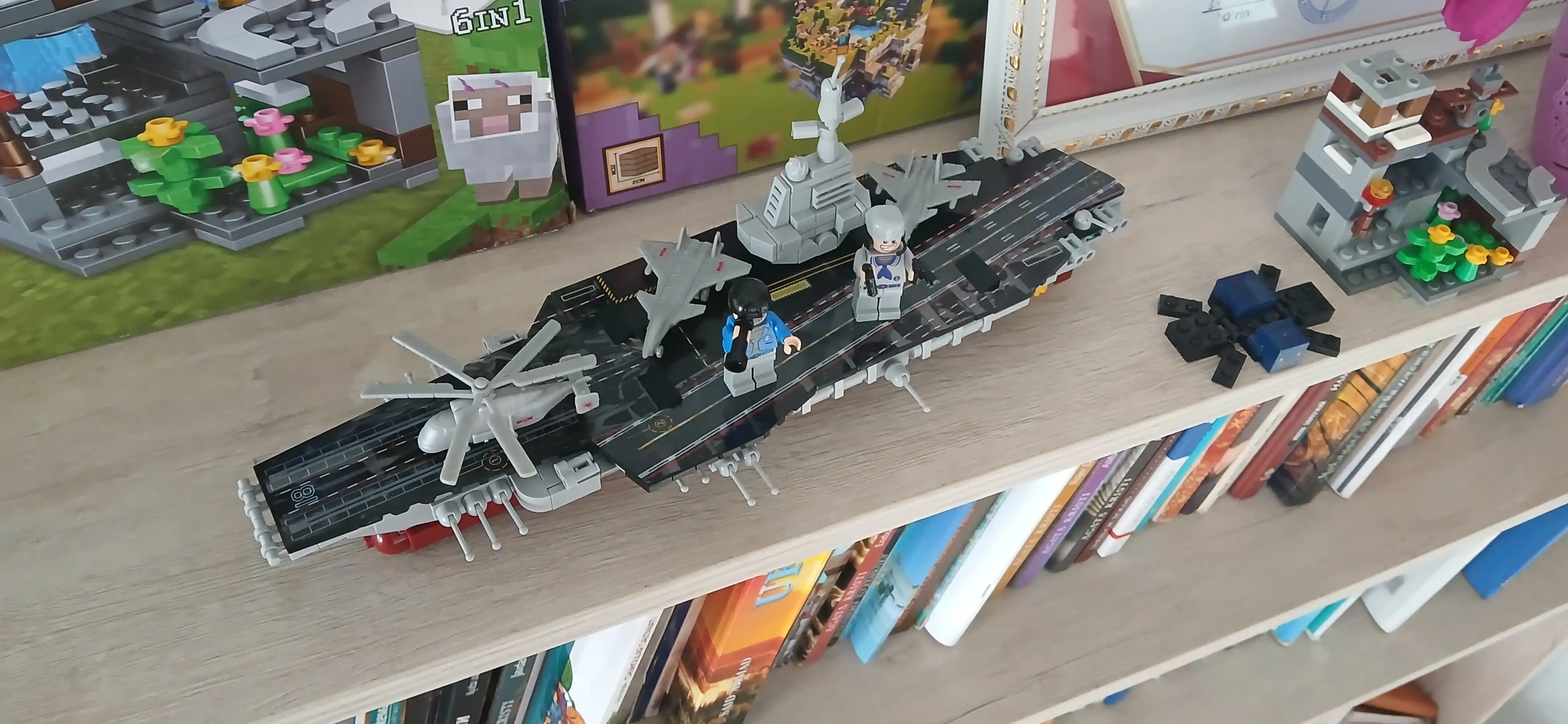 8 ta 1 da konstruktorlar "Harbiy flot va kema" Lego bilan mos keladi