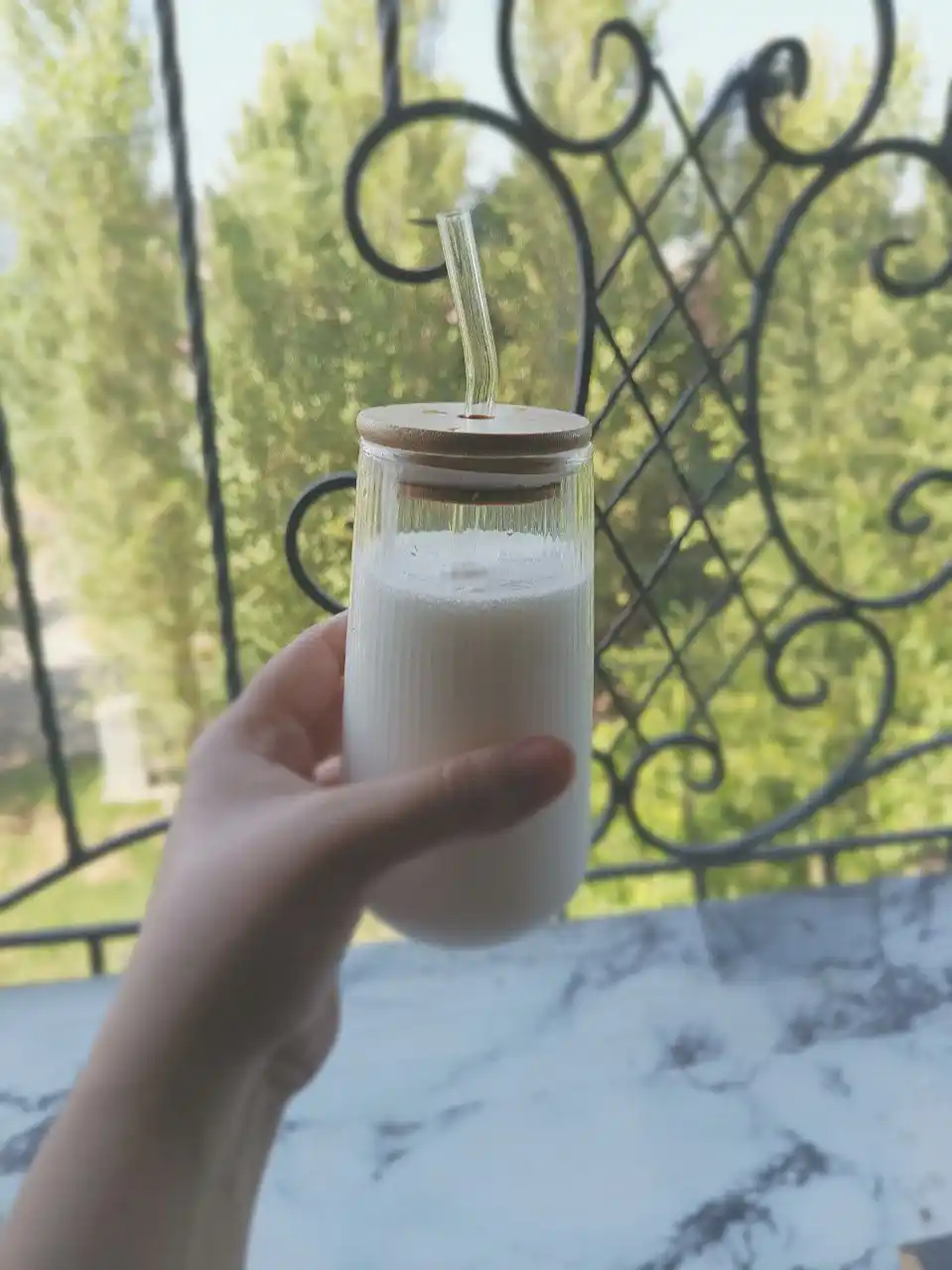 Стеклянный стакан с герметичной крышкой и трубочкой