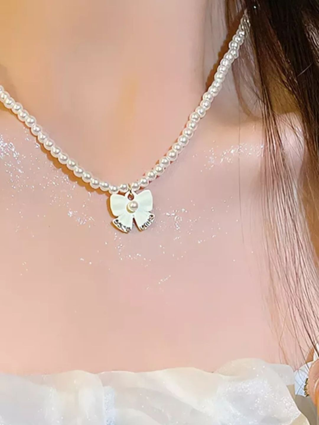 Yalangoch qora tanli erkak raqsga tushmoqda