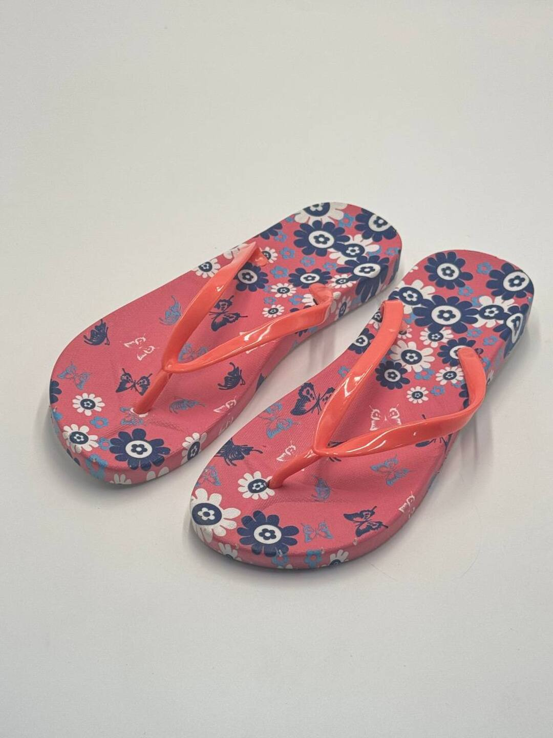 Kichkina ogil onasining oyogini yalagan porno videoni tomosha qiling