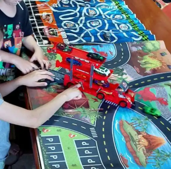 Hot Wheels metall mashinachali avtovoz, katapultali, 8 dona + gilamcha shahar