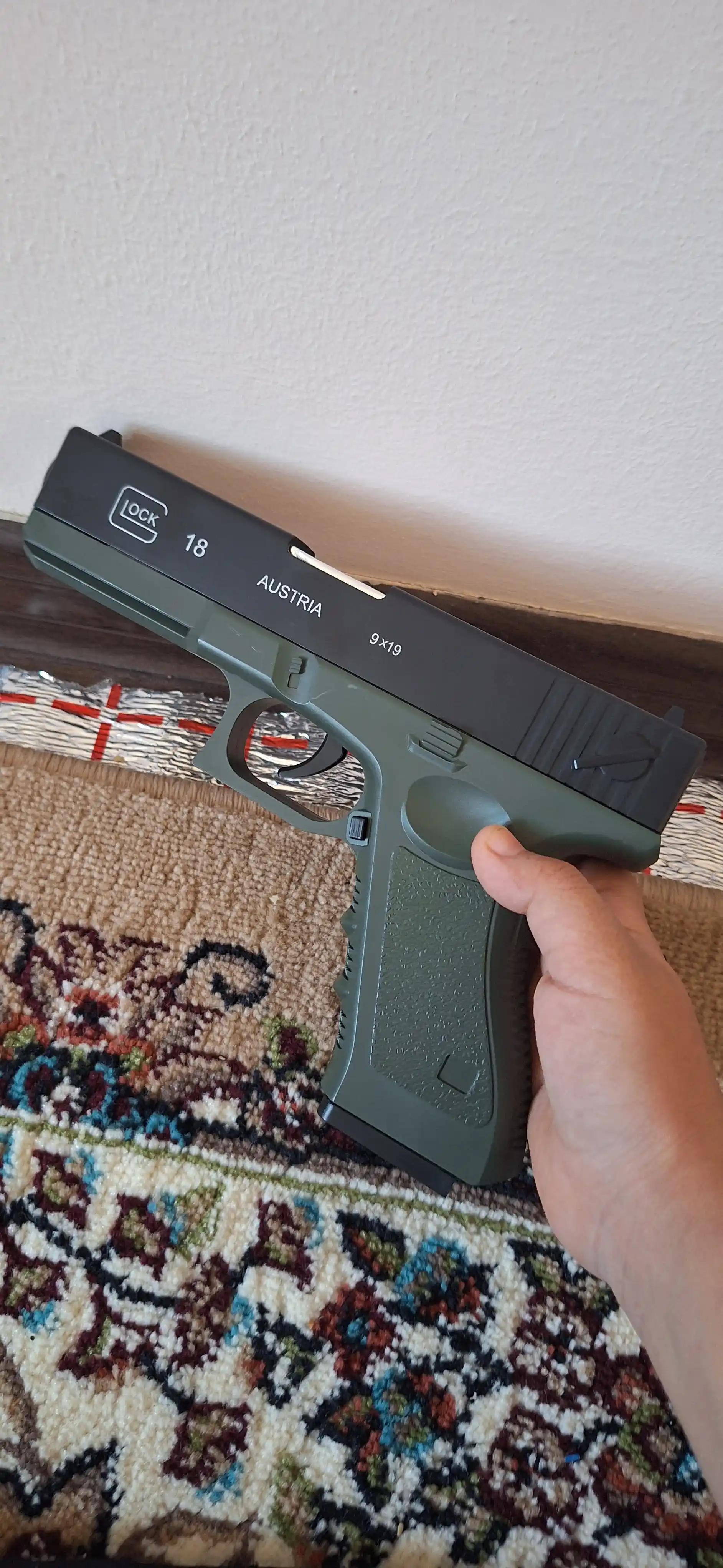 Игрушечный пистолет Glock 18