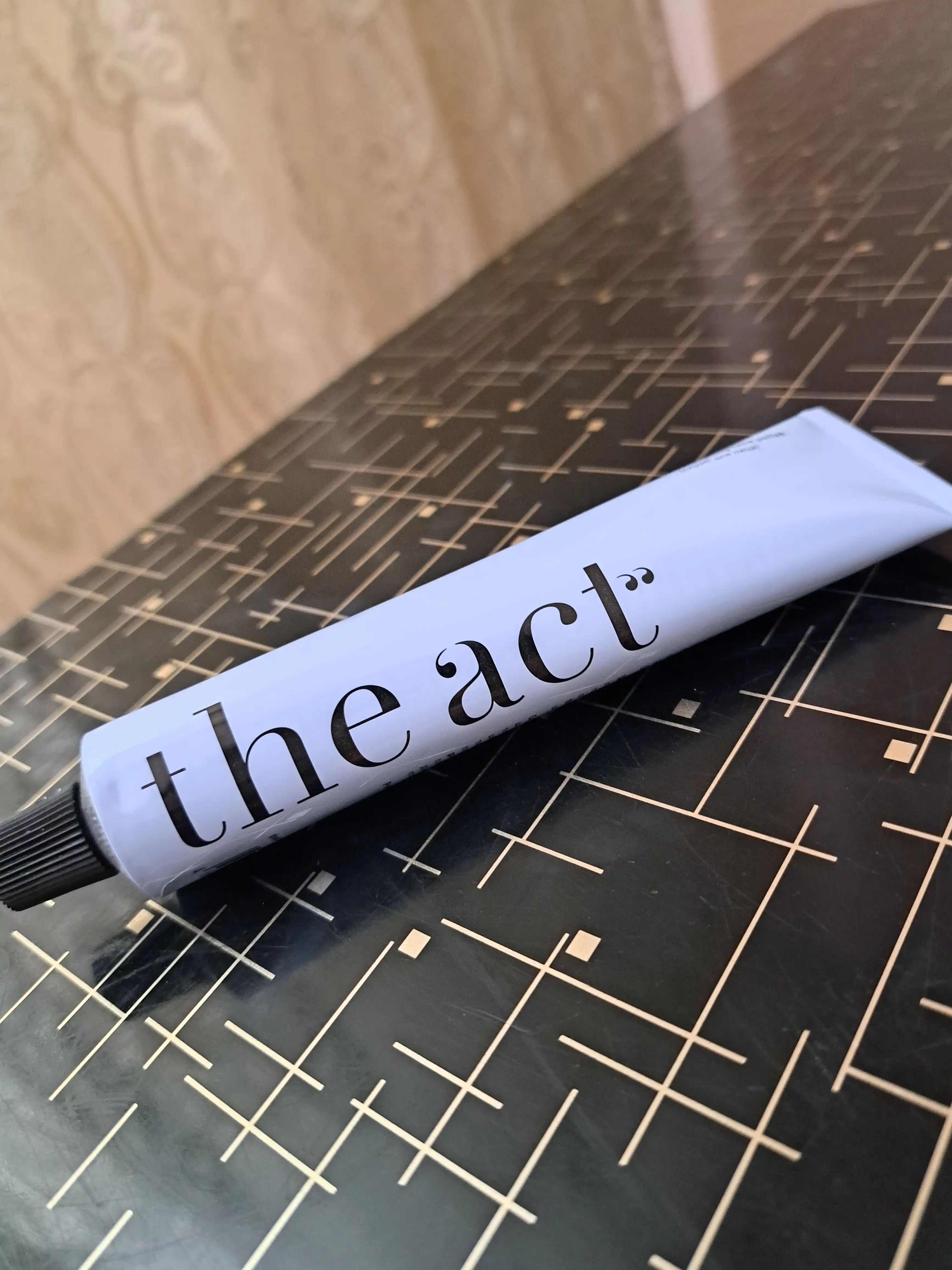 The Act yuz uchun polirlaydigan skrab, eksfoliatsiya (po‘st tashlash) ta’siri bilan, 65 ml