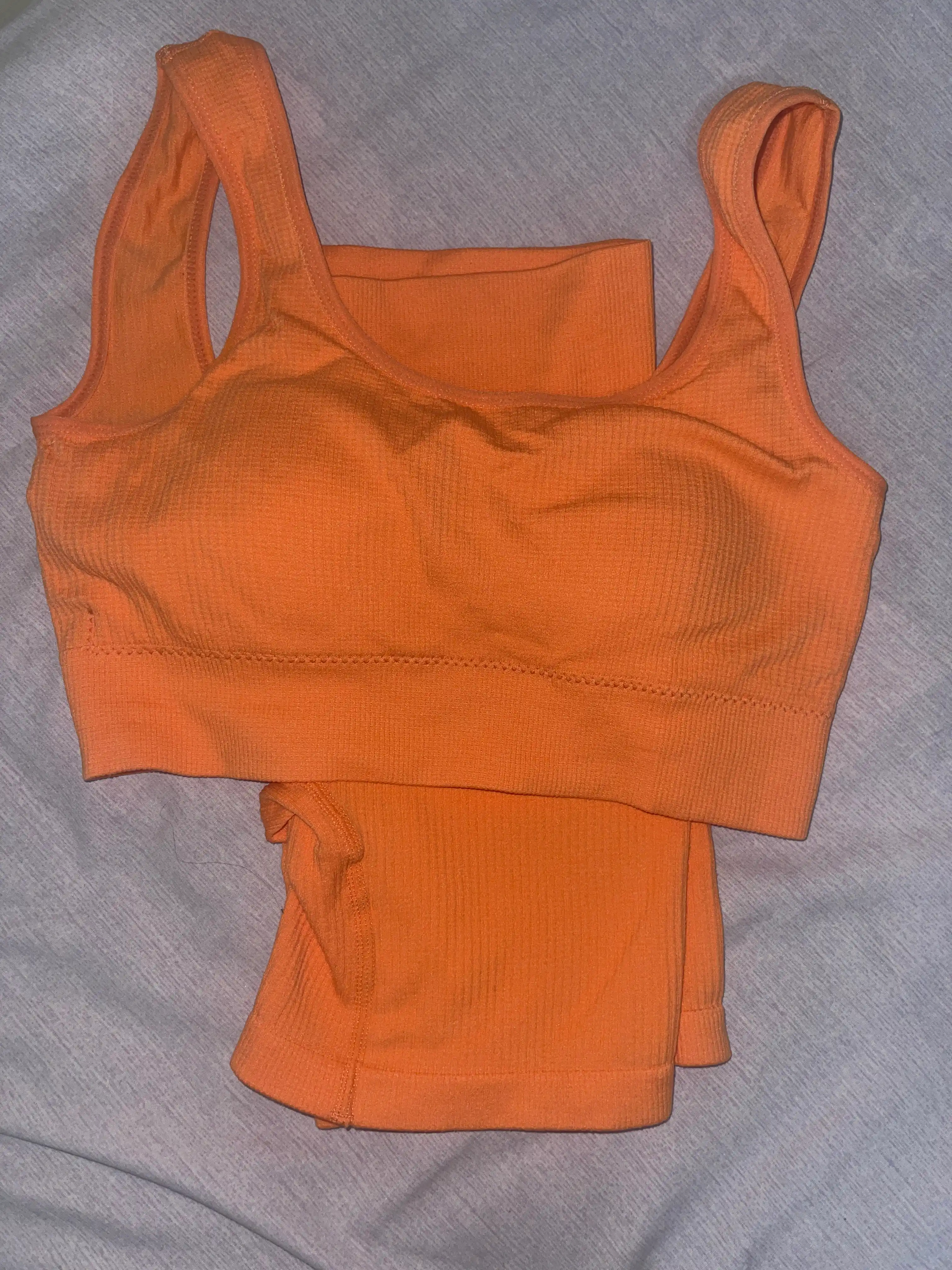 Ayollar fitnes va sport kostyumi: shorti va top Saraah,s