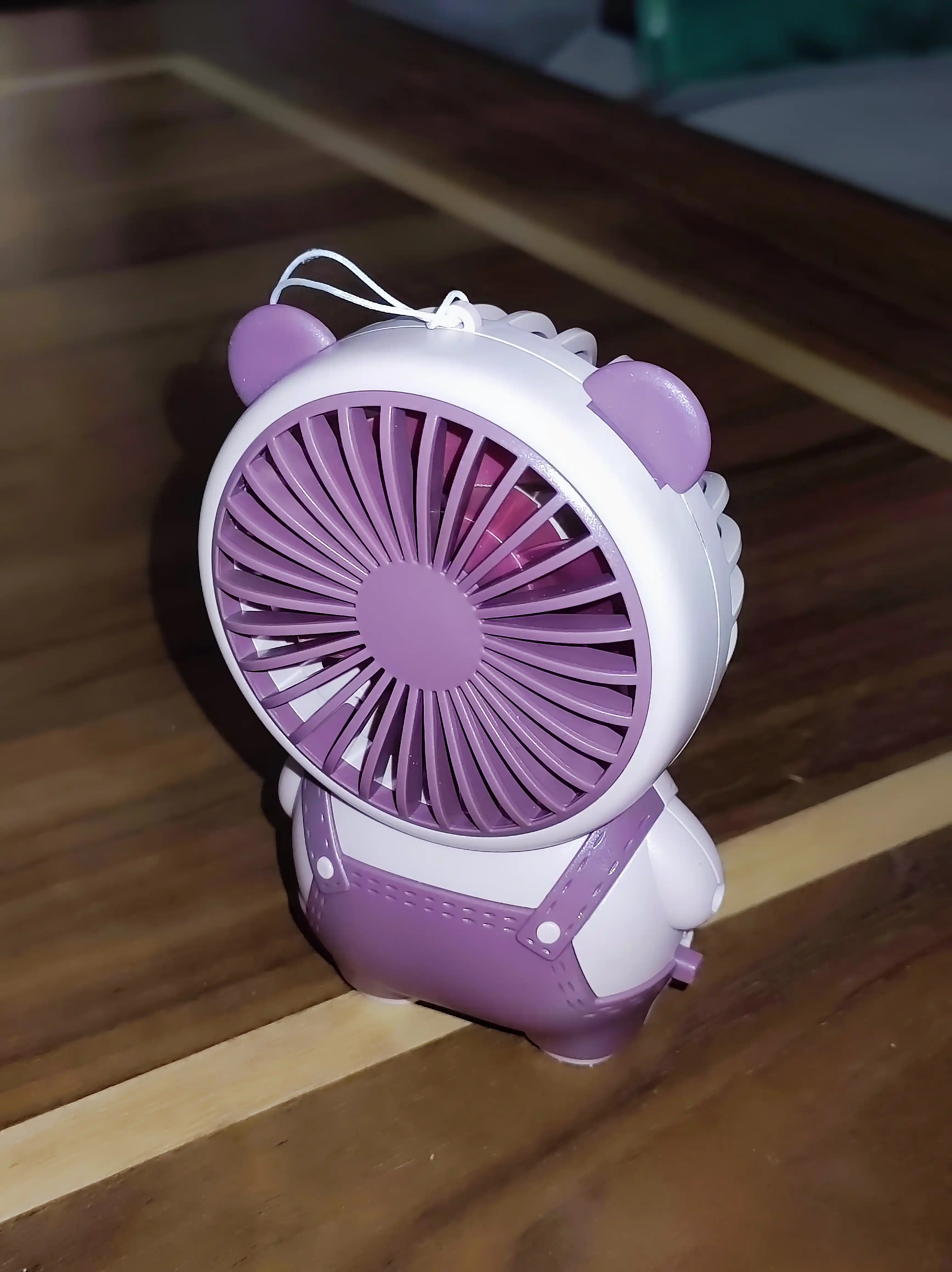 Mini-USB orqali quvvatlash imkoniyatiga ega mini-ventilyator