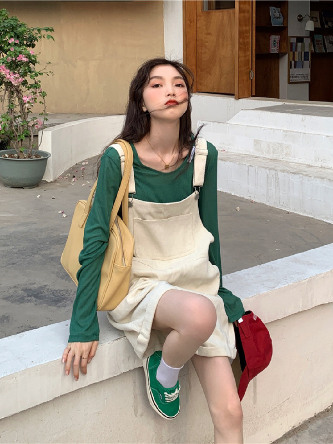 Tort oyoqqa turgan yosh ayol suratga olingan.